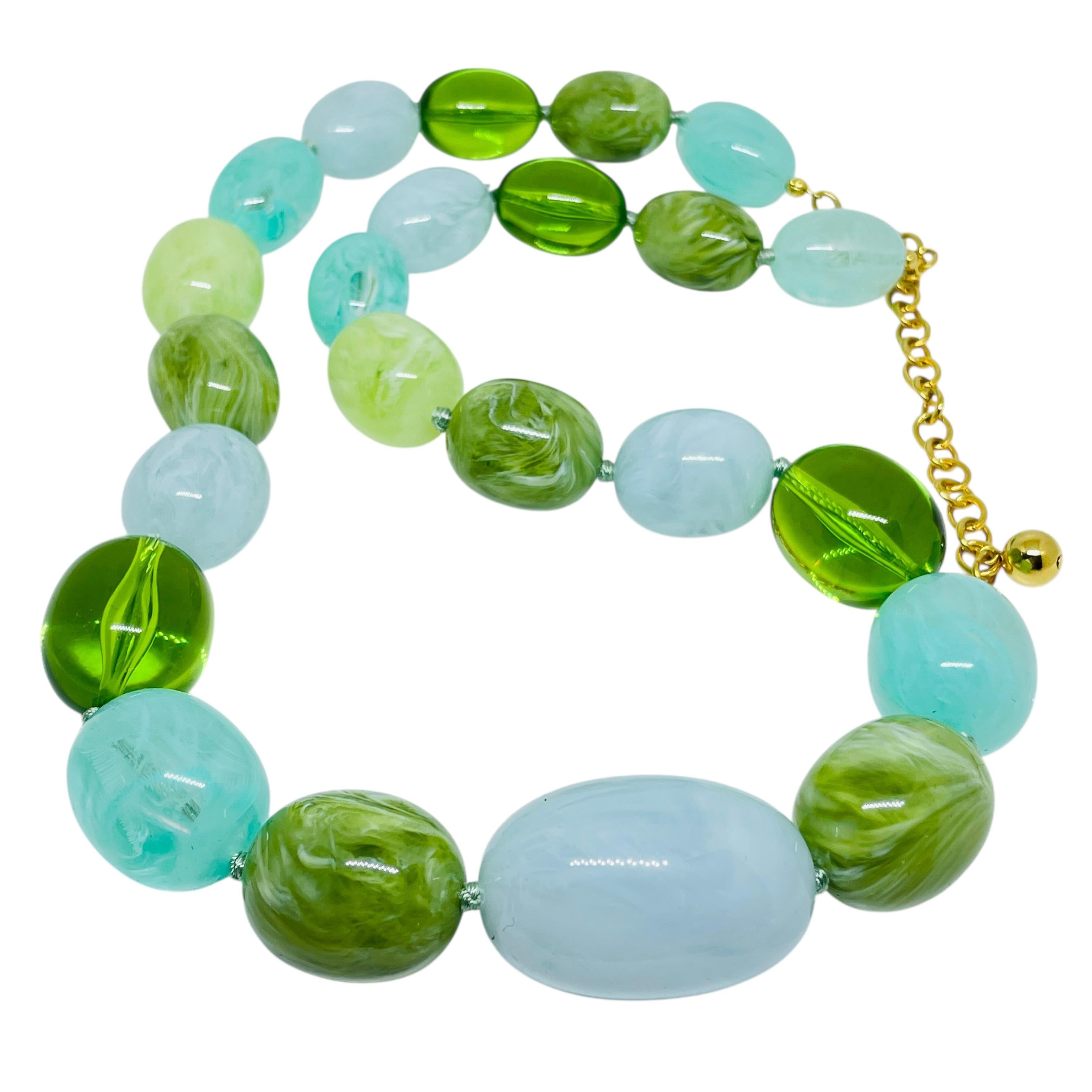 JOAN RIVERS signiert Vintage Gold Ton Harz blau grün Perlen Designer Halskette für Damen oder Herren im Angebot