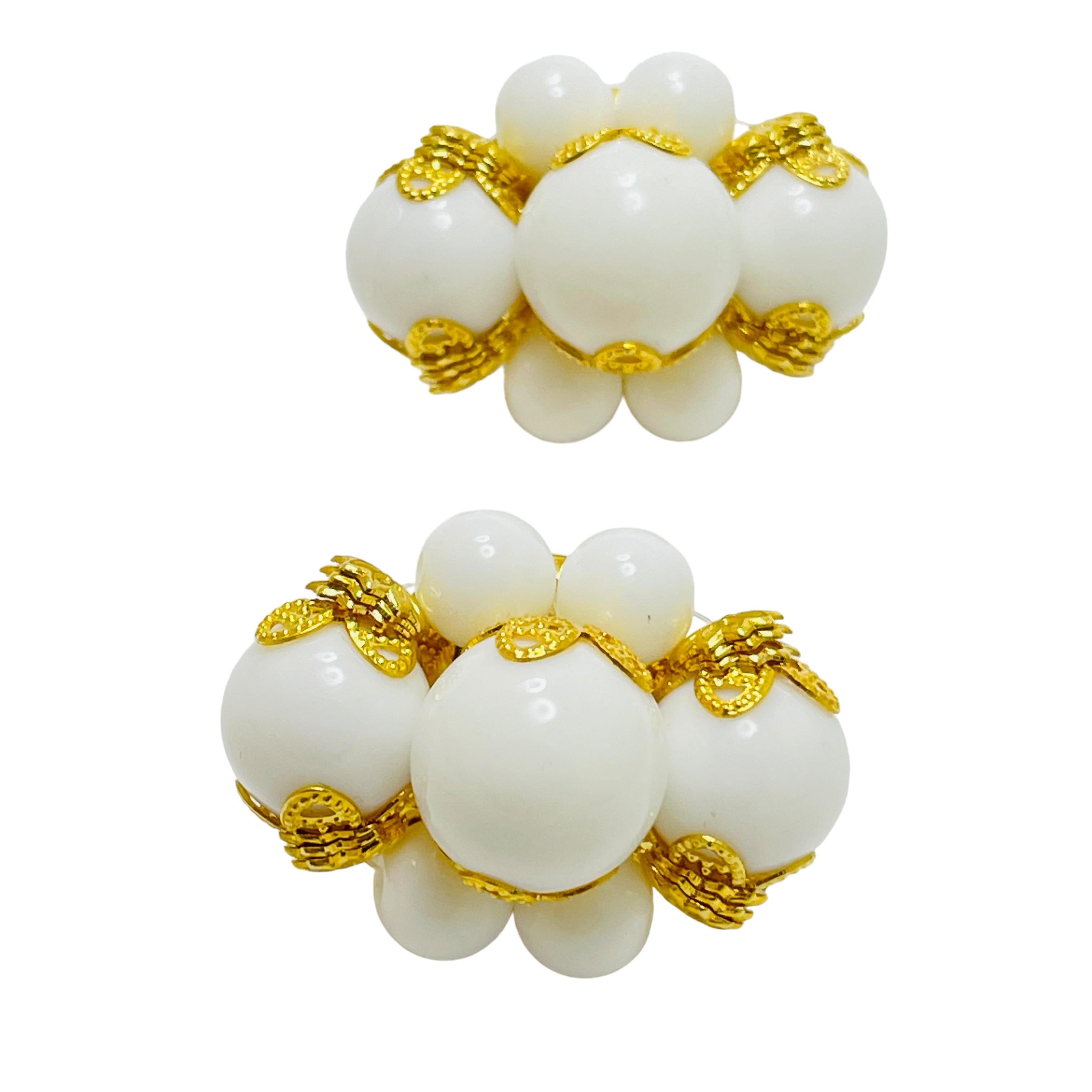 DETAILS

• signed JOAN RIVERS 

• gold tone with resin beads

• vintage designer earrings

MEASUREMENTS  

• 

CONDITION

•  very good vintage condition with minimal signs of wear 

 Sku 42

❤️❤️  VINTAGE DESIGNER JEWELRY ❤️❤️

❤️❤️  ALEXANDER’S