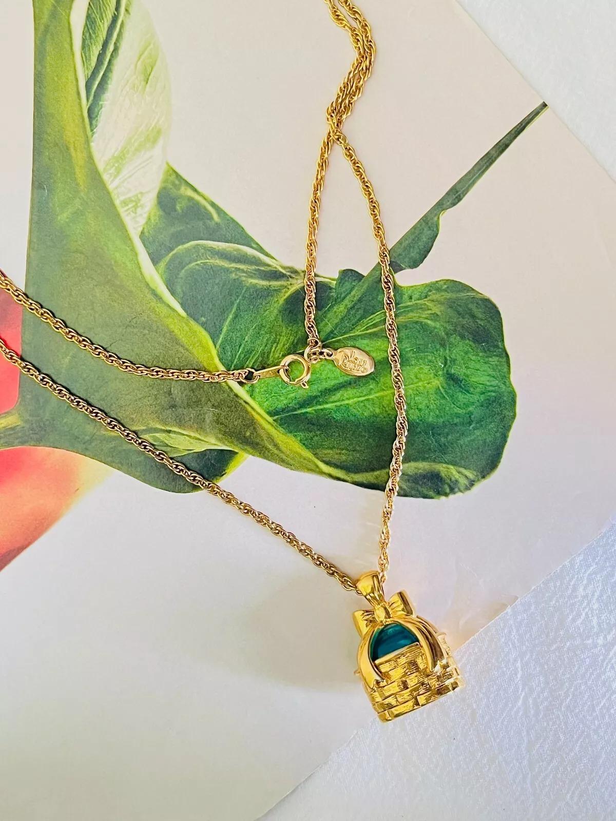 Joan Rivers Vintage 1990s Blue Glass Basket Bow Present Present Chain Extra Long Necklace, Gold Tone (Collier extra long)

Très bon état. Un très beau collier long, pouvant être porté en 2 ou 3 couches. signé au dos. 100% authentique.

Taille : 90
