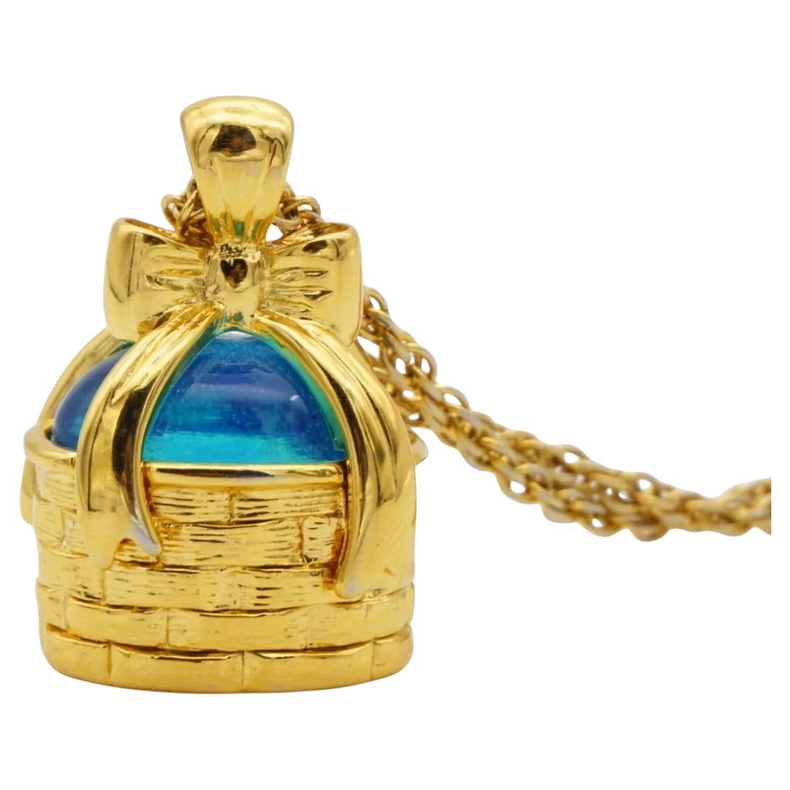 Joan Rivers Vintage Blue Glass Basket Bow Present Pendant Chain Long Necklace (Collana lunga) in vendita