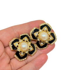 Orecchini a clip JOAN RIVERS vintage con smalto dorato, perle, strass e croce di Malta