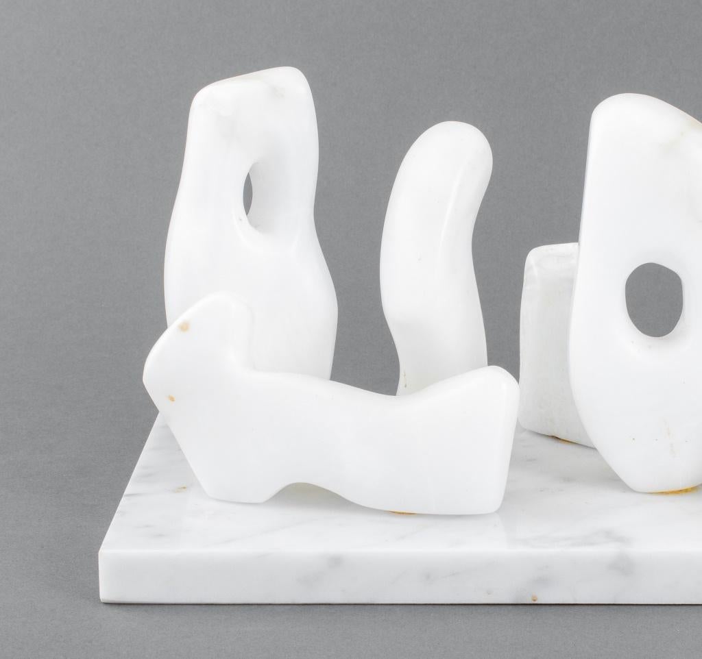 Joan Hyde Shapiro (américaine, XX-XXI) Groupe sculptural en pierre d'albâtre blanc, signé au verso, composé de huit formes organiques abstraites montées sur une base en marbre de Carrare. Encombrement : 6,75