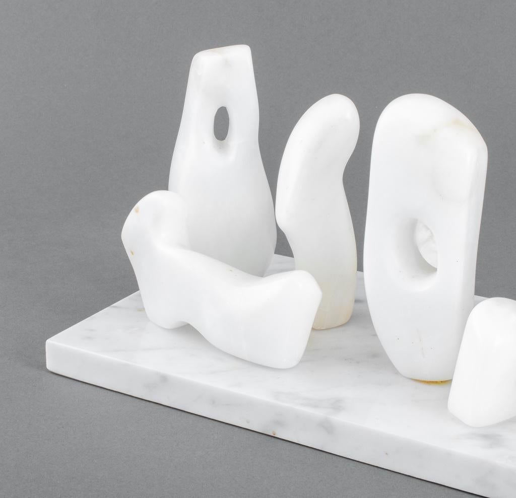 Joan Shapiro Groupe abstrait sculpture en albâtre Bon état - En vente à New York, NY