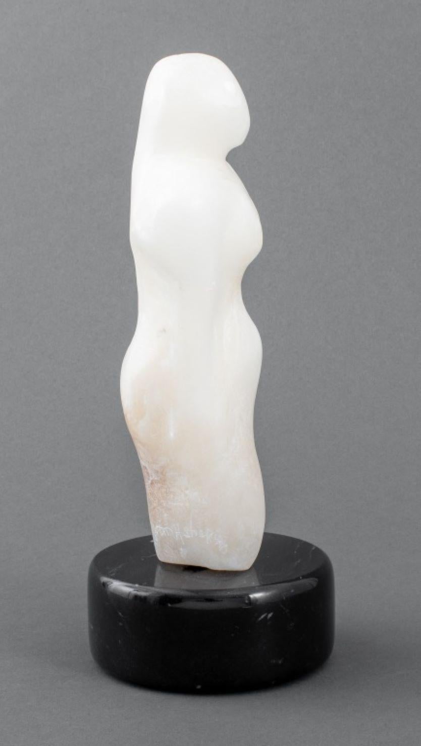 20ième siècle Joan Shapiro figure féminine sculptée en albâtre en vente