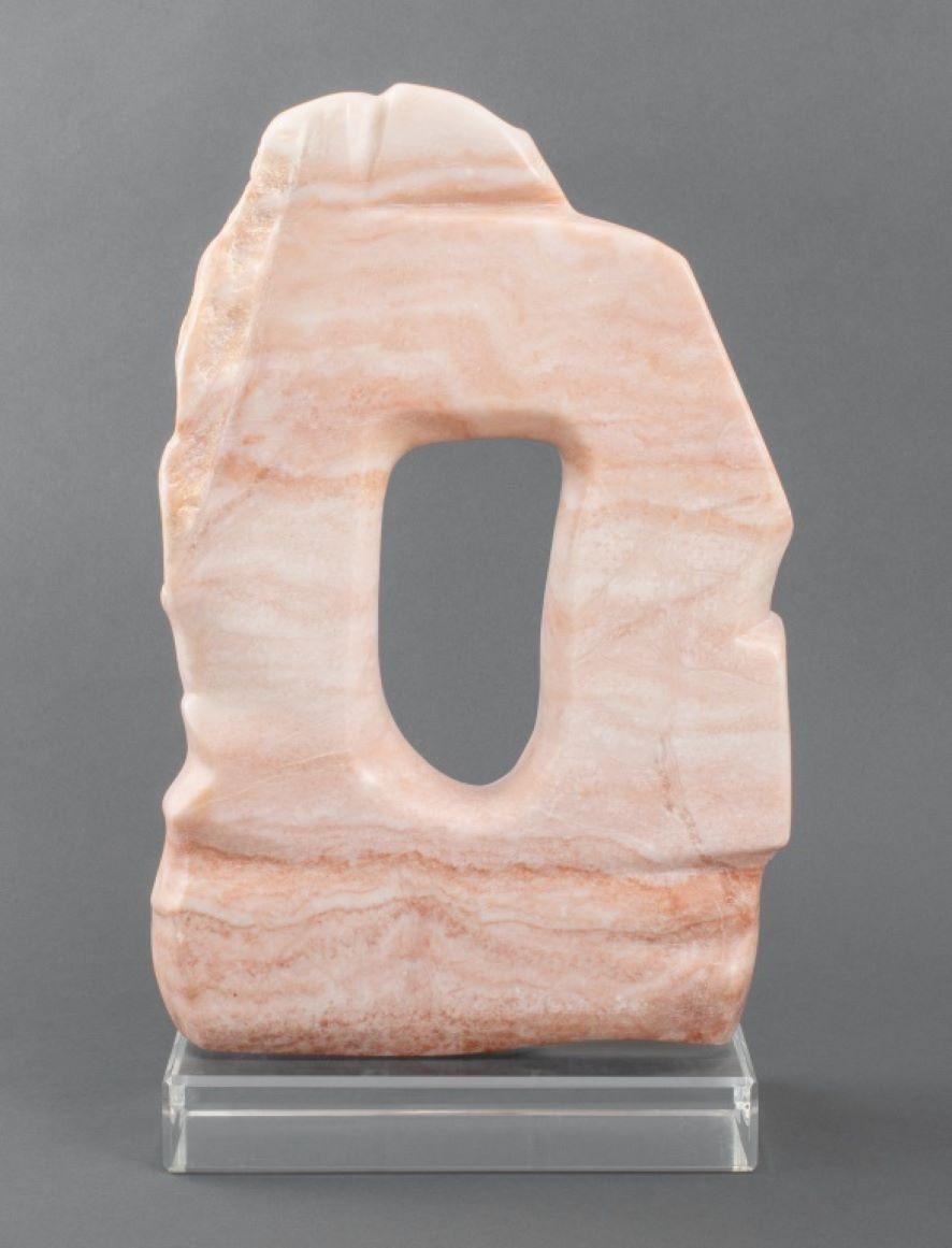 Joan Hyde Shapiro (Amerikanerin, XX-XXI) Moderne abstrakte Steinskulptur aus rosafarbenem Alabaster in organischer Freiform mit zentralem Ausschnitt, rückseitig signiert, montiert auf einem abgeschrägten Sockel aus klarem Acryl. 21