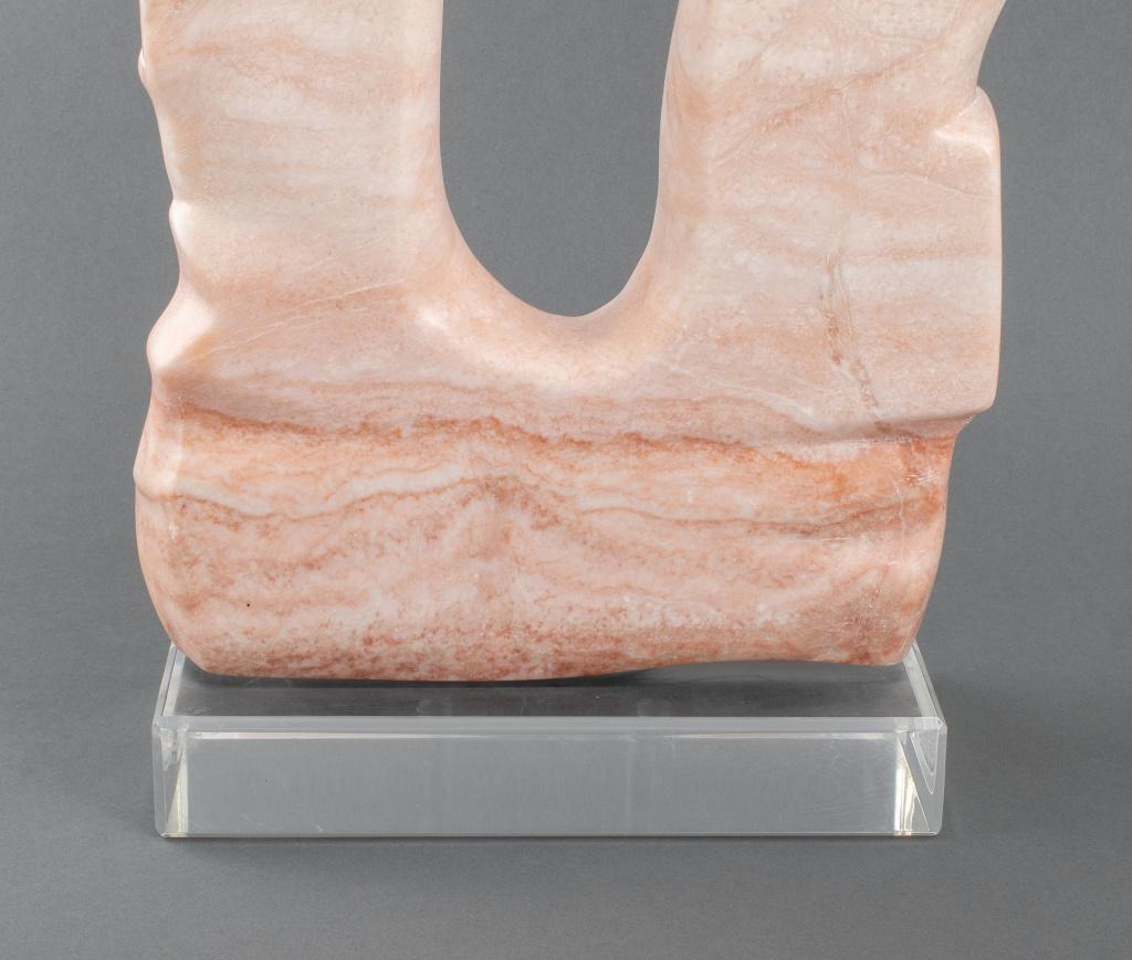 Joan Shapiro Moderne abstrakte Alabaster-Skulptur (Stein) im Angebot