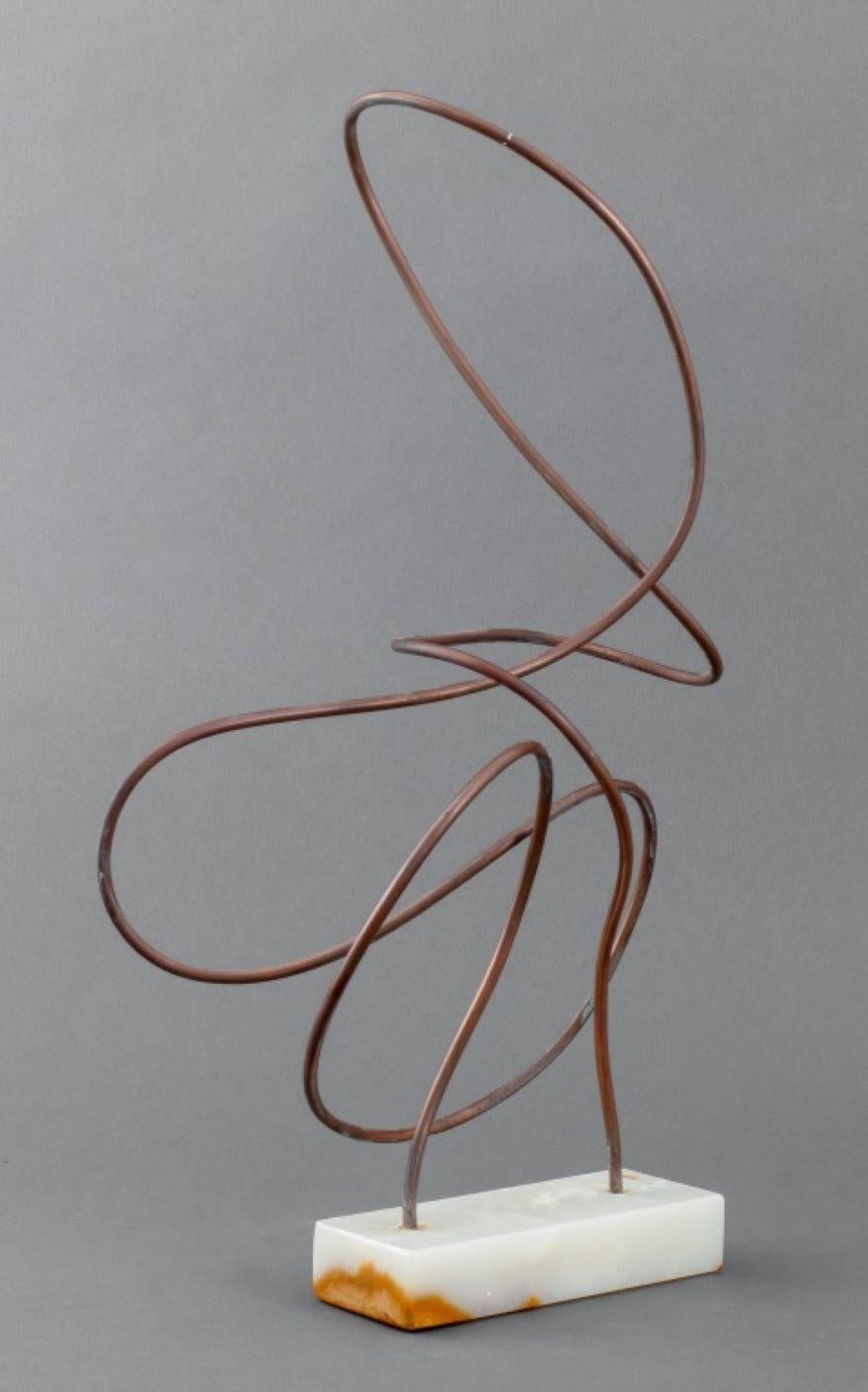 Joan Hyde Shapiro (Amerikaner, XX-XXI) Moderne abstrakte patinierte Kupferskulptur in der Art von Jose de Rivera (Amerikaner, 1904-1985), offenbar unsigniert, auf weißem Onyxsockel. Gesamtgröße: 23