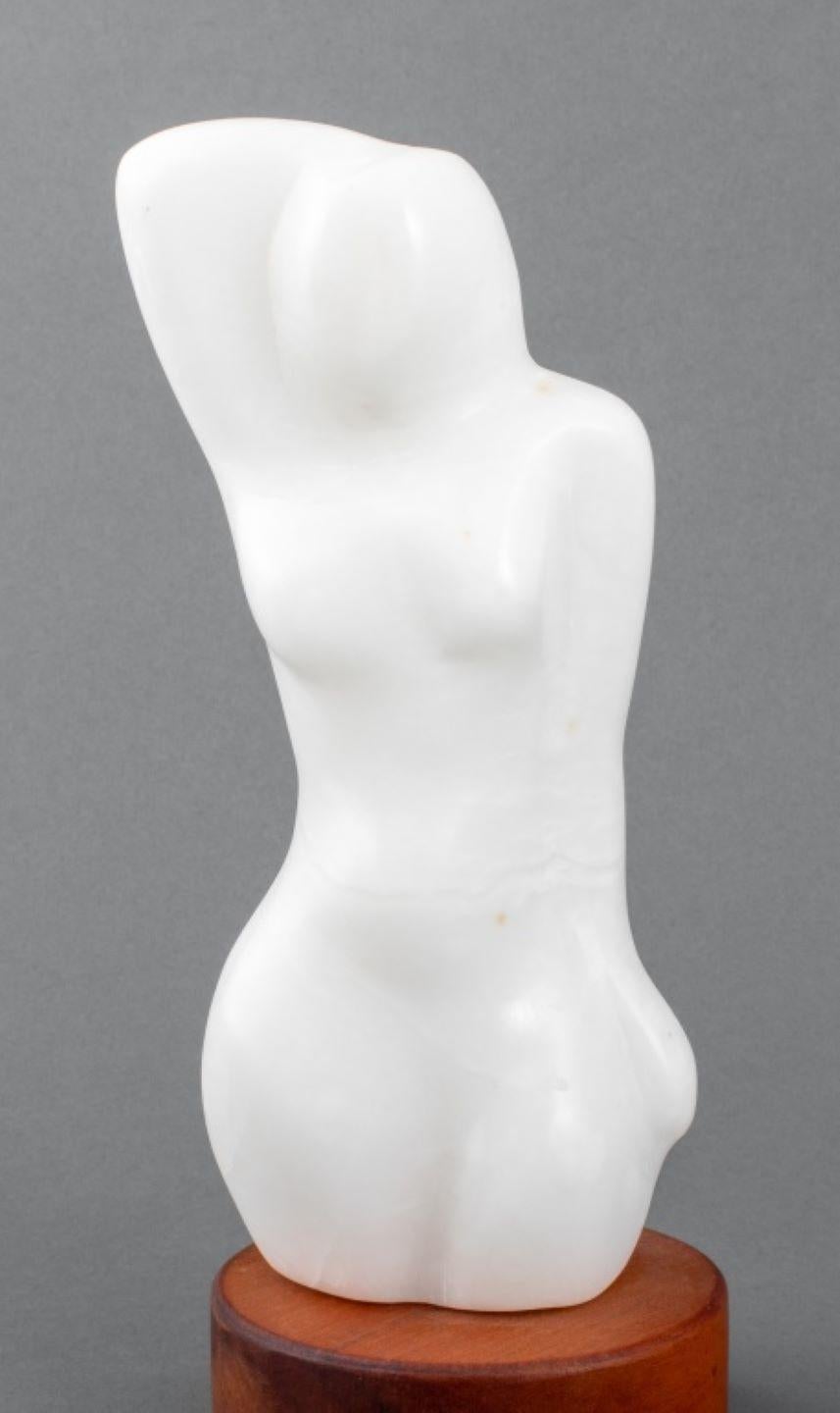 Joan Hyde Shapiro (américaine, XX-XXI) Sculpture en pierre d'albâtre blanche sculptée d'une figure féminine nue stylisée, signée au verso, montée sur une base en bois. Ensemble : 10,25