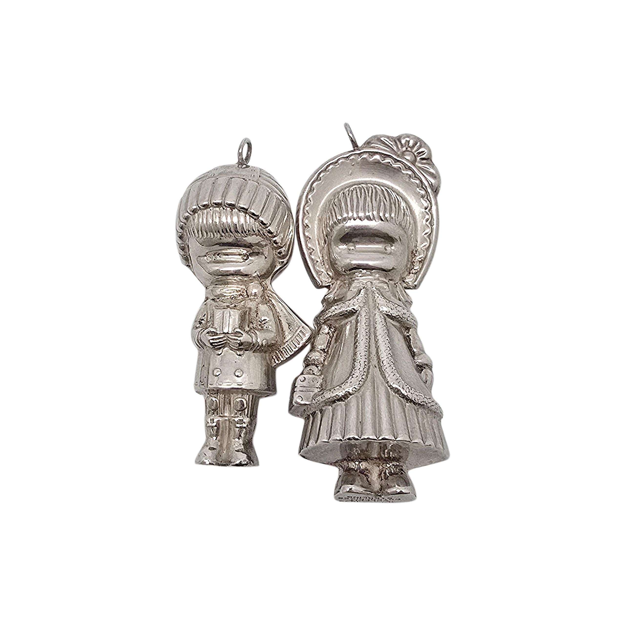 Joan Walsh Anglund Adornos de plata de ley Hermana mayor Hermano menor

Dulce conjunto de 2 adornos producidos en Portugal por Cazenovia en el extranjero. Los personajes del Hermano Pequeño y la Hermana Mayor proceden de los queridos libros