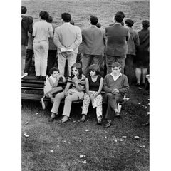 Joana Biarnes, Jovenes Aburridos en el Hipodromo, Gelatinesilberdruck, signiert