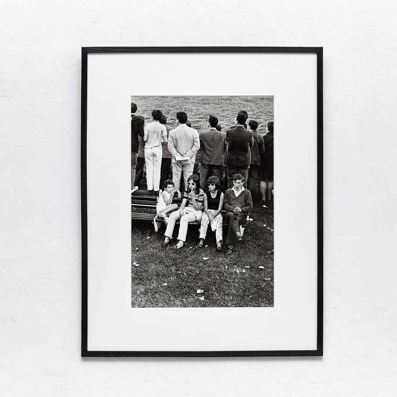 Joana Biarnes 'Jovenes Aburridos en el Hipodromo' phototgraphy,
Madrid, 1968.
Gelatin silver print
Signed in the back.

  