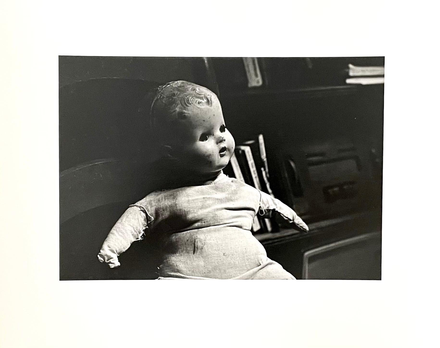 Photographie d'art surréaliste vintage en gélatine argentique pour poupée, Photographe de jazz  - Noir Still-Life Photograph par JoAnn Krivin
