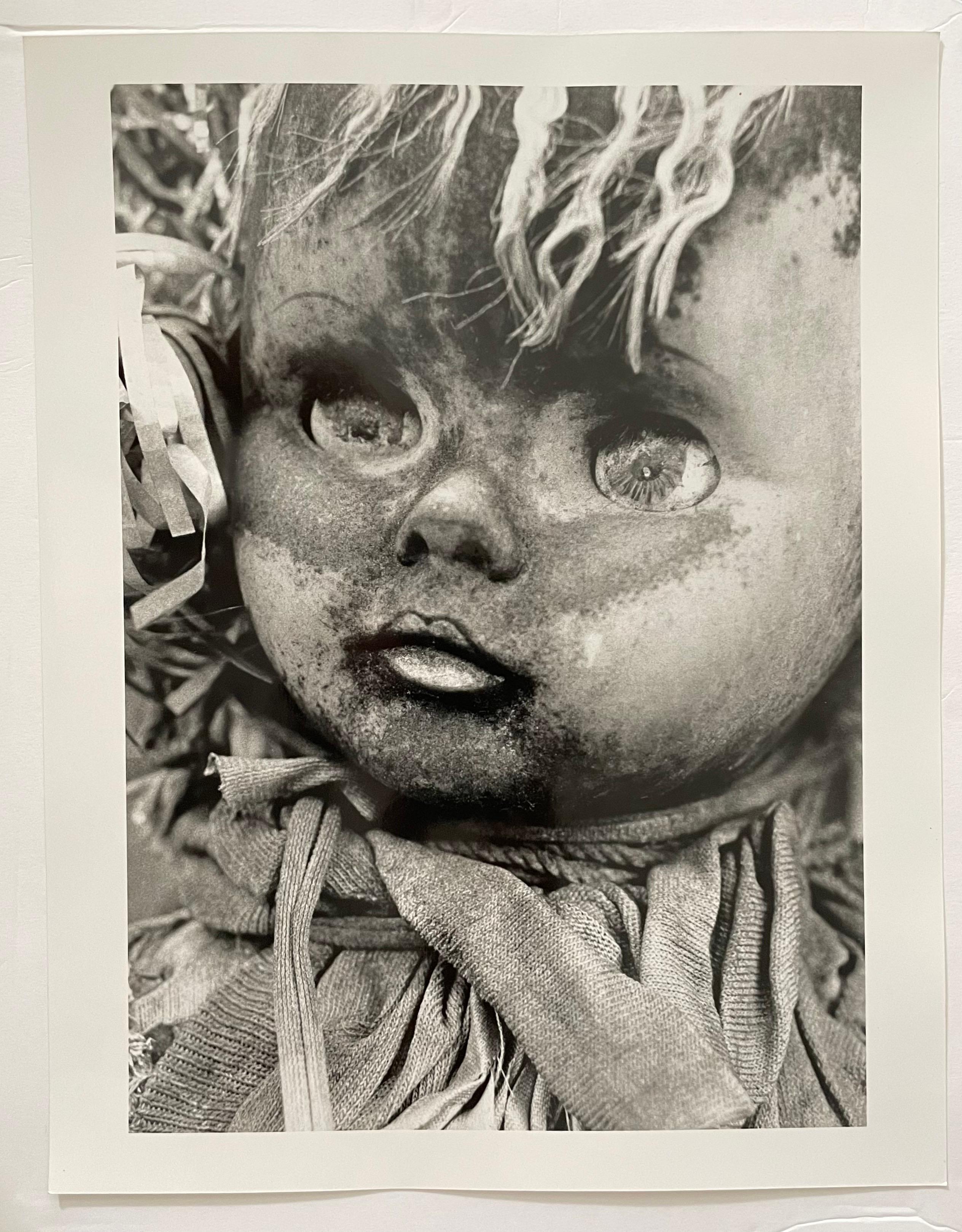 Photographie d'art surréaliste de poupée vintage en gélatine argentée, photographe de jazz  - Argent Still-Life Photograph par JoAnn Krivin