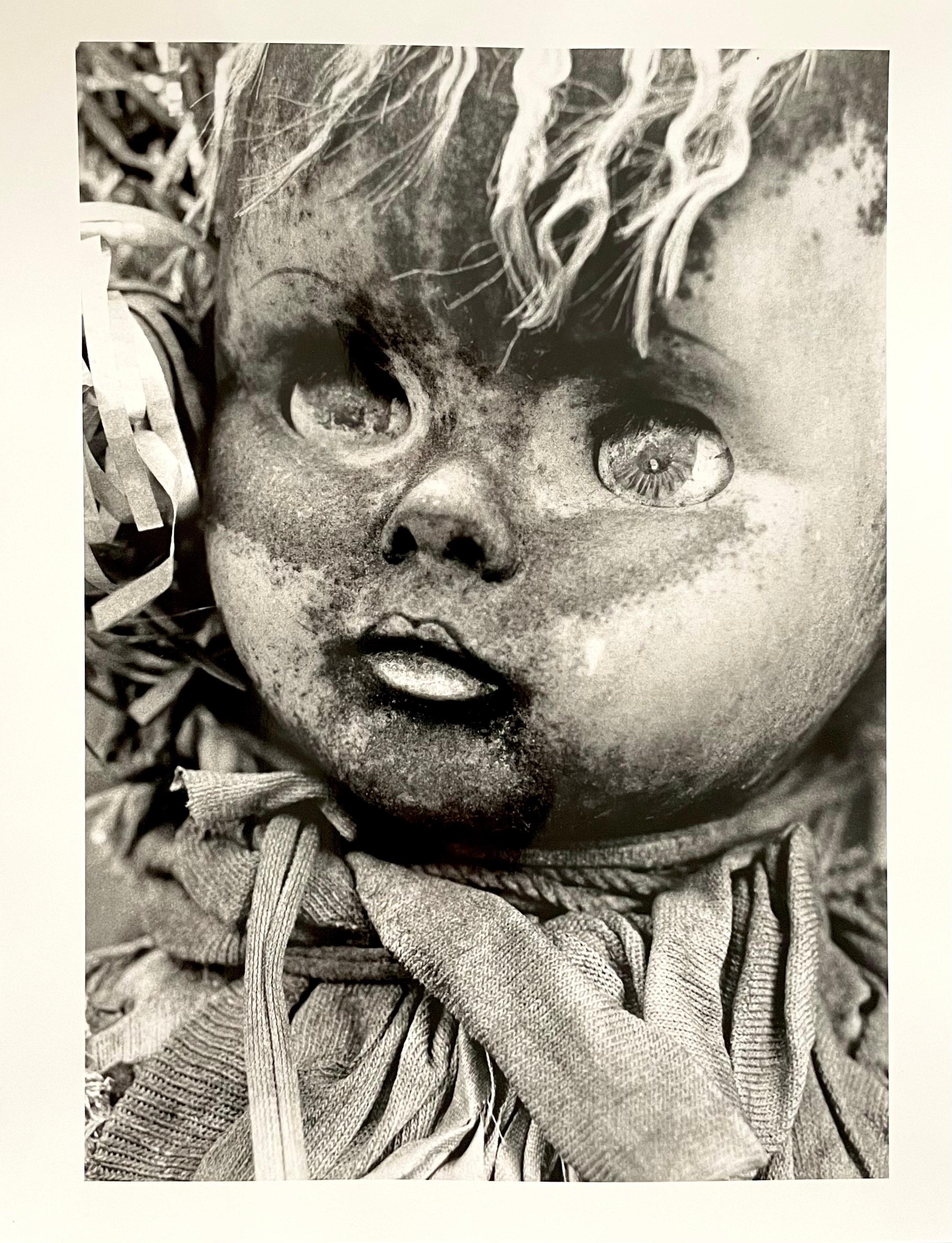 Ces photos proviennent d'une exposition de ses œuvres. Influencé par le surréalisme et les photographies DADA 
Il s'agit d'images de vieilles poupées d'enfants dans différents états de décomposition. Elles sont influencées par Hans Bellmer, Dora