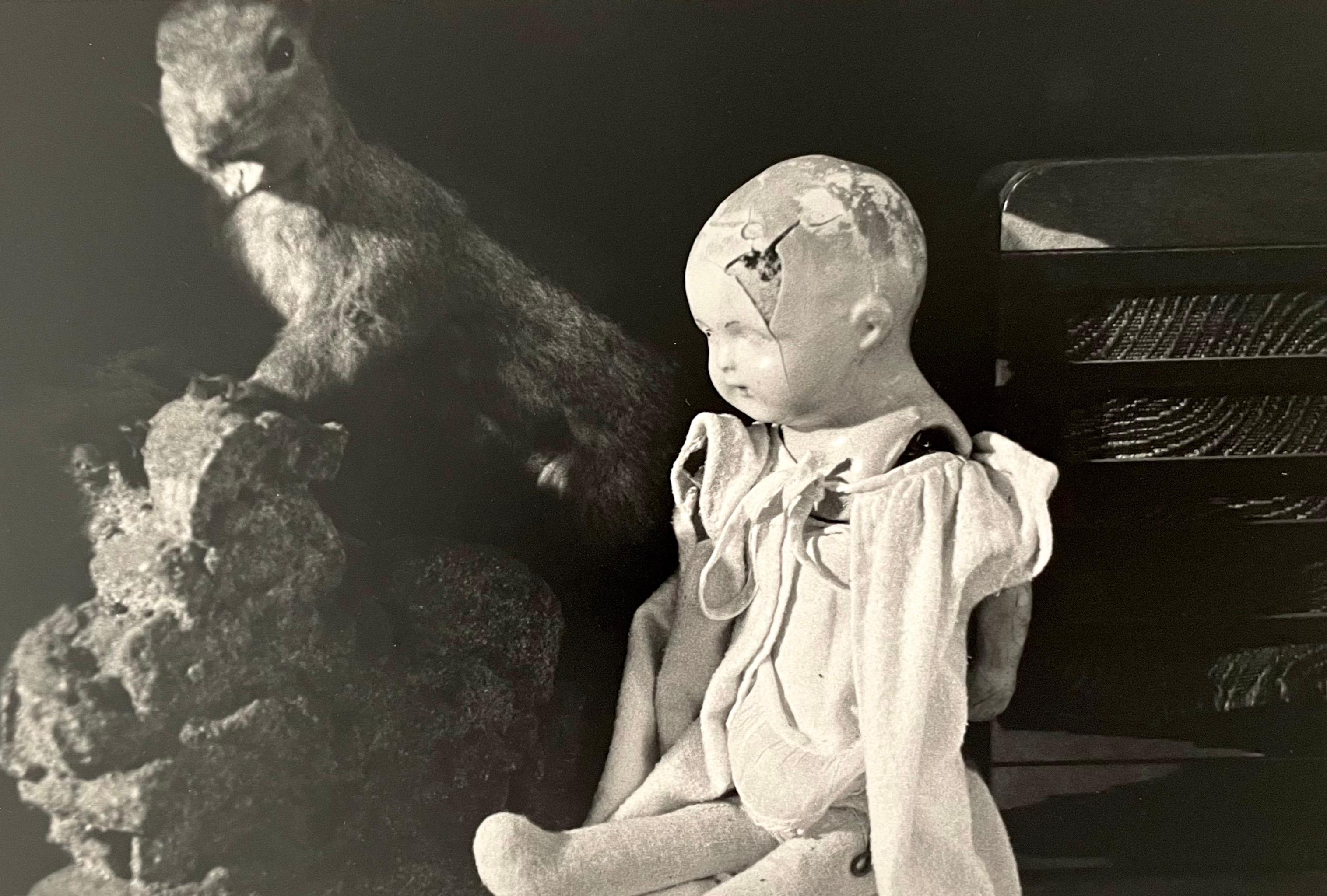 Black and White Photograph JoAnn Krivin - Photographie d'art surréaliste vintage en gélatine argentique pour poupée, Photographe de jazz 