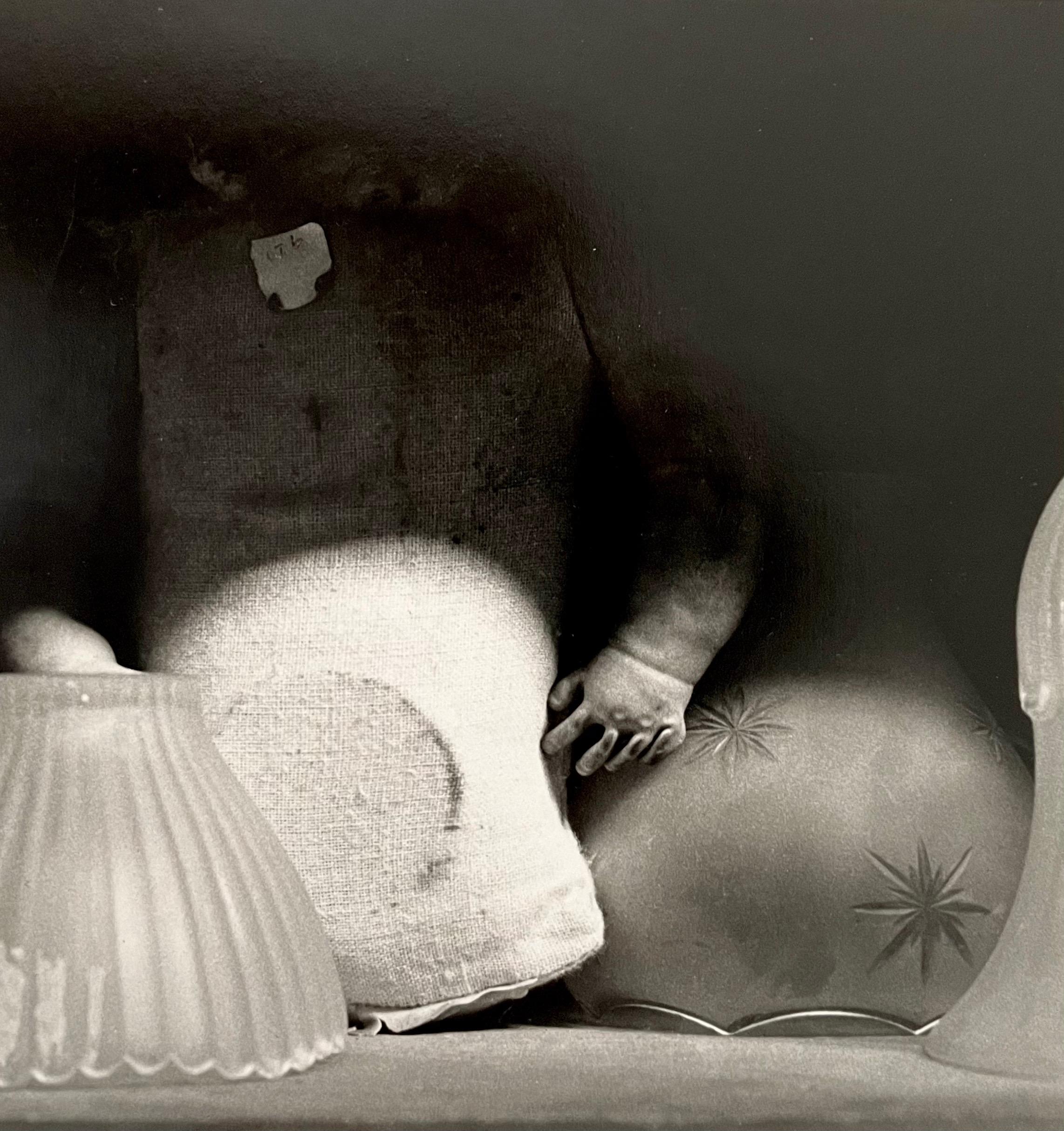 JoAnn Krivin Still-Life Photograph – Surrealistische Vintage-Doll-Art-Fotografie in Silber und Gelatinesilber, Jazz-Fotograf 