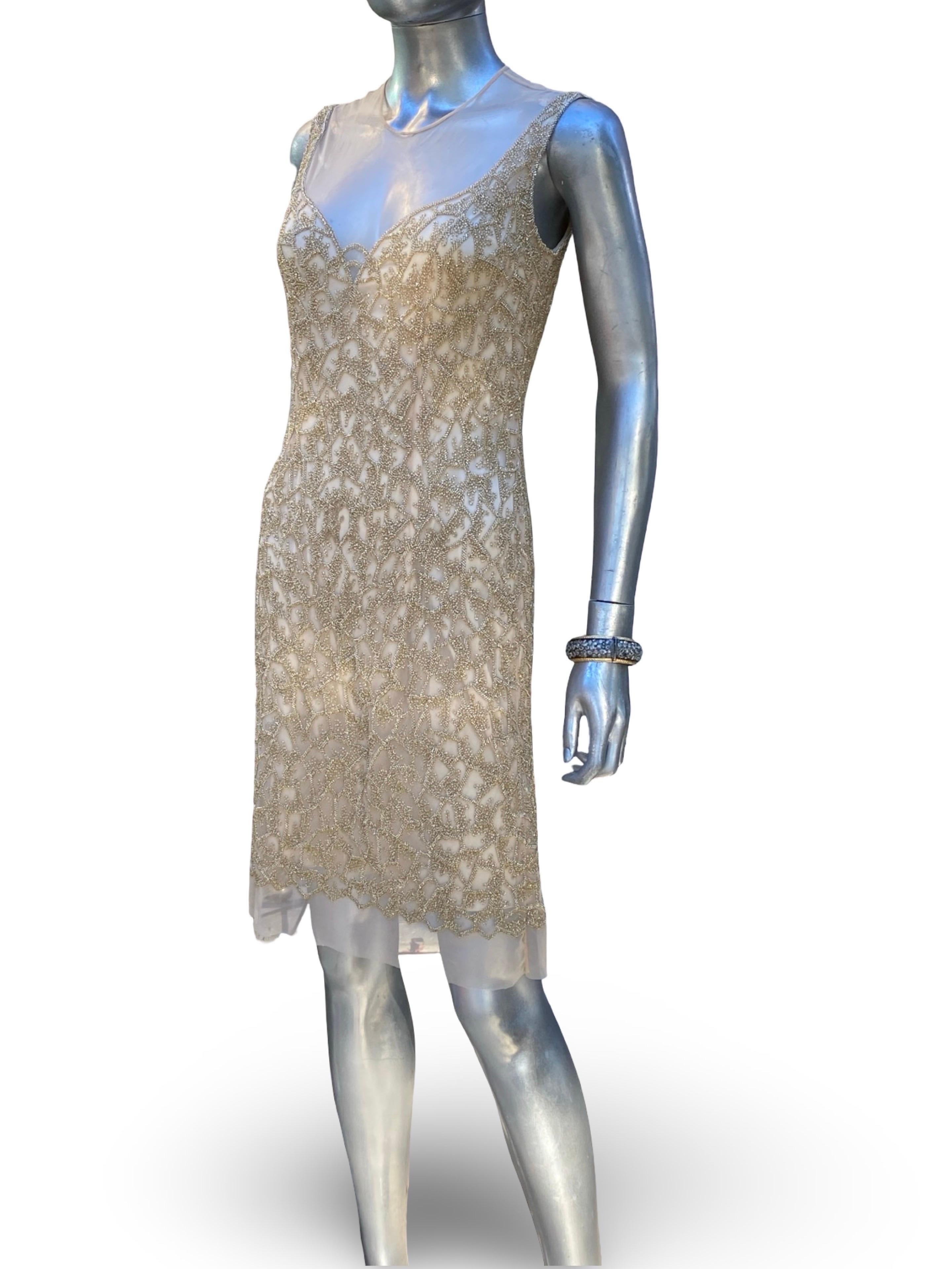 Ein wirklich spektakuläres Kunstwerk. Dieses Kleid, das von der legendären New Yorker Designerin Joanna Mastroianni entworfen wurde, ist komplett von Hand geperlt! Die Details und das vom Art déco inspirierte Design sind atemberaubend. Unsere liebe