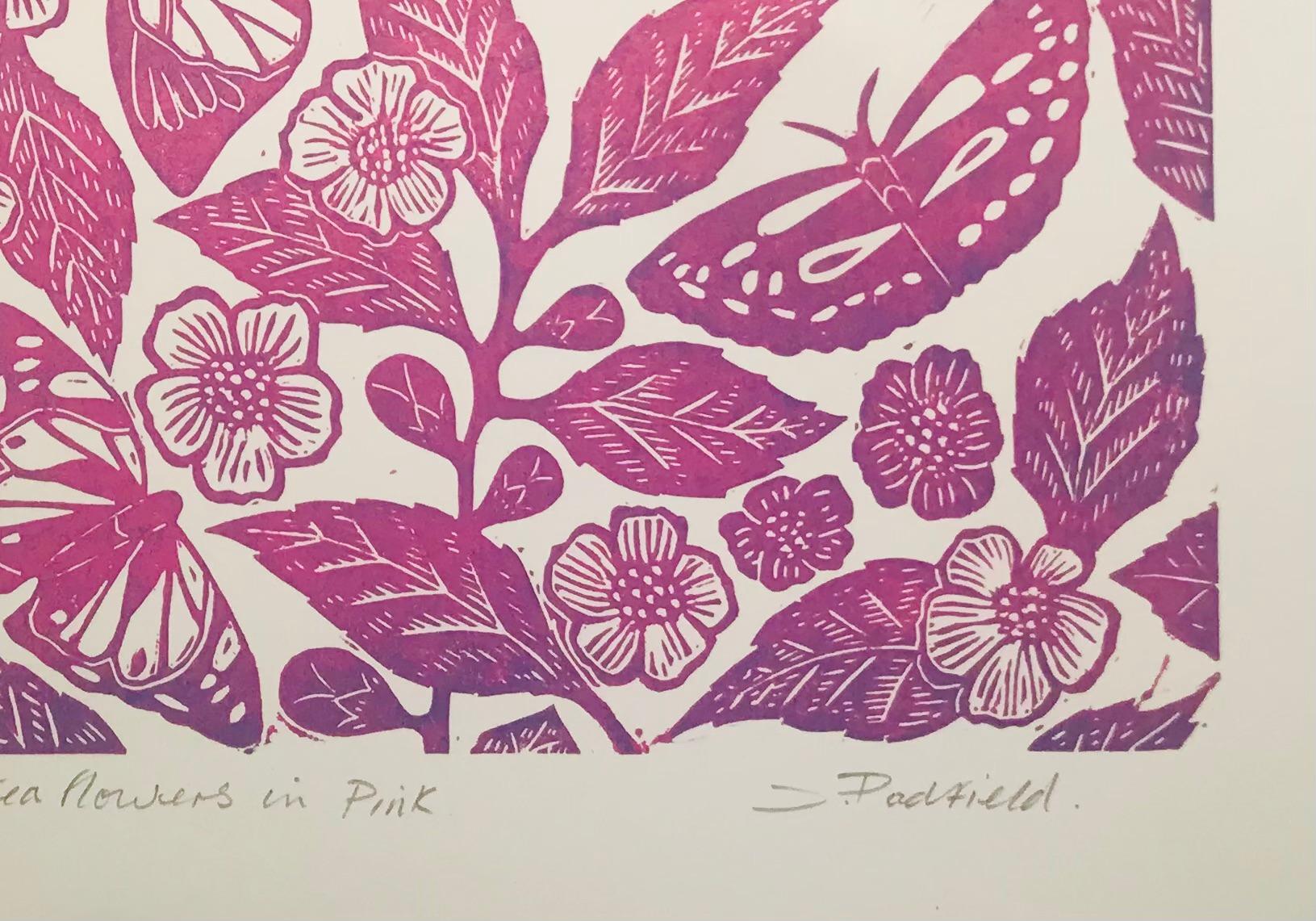 Schmetterlinge und Teeblumen in Rosa – Print von Joanna Padfield