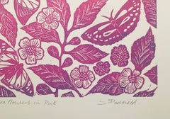 Schmetterlinge und Teeblumen in Rosa