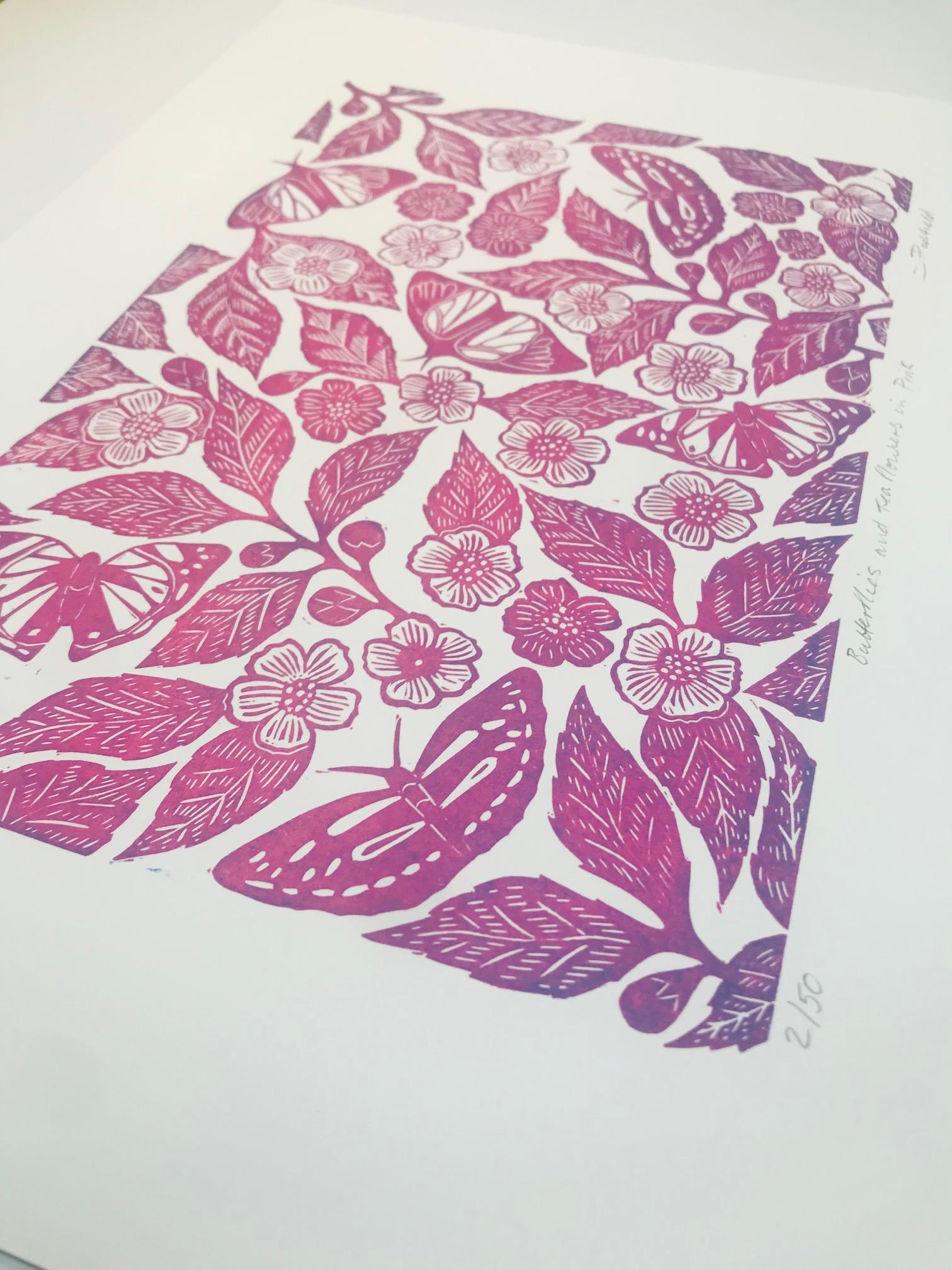 Schmetterlinge und Teeblumen in Rosa (Art déco), Print, von Joanna Padfield