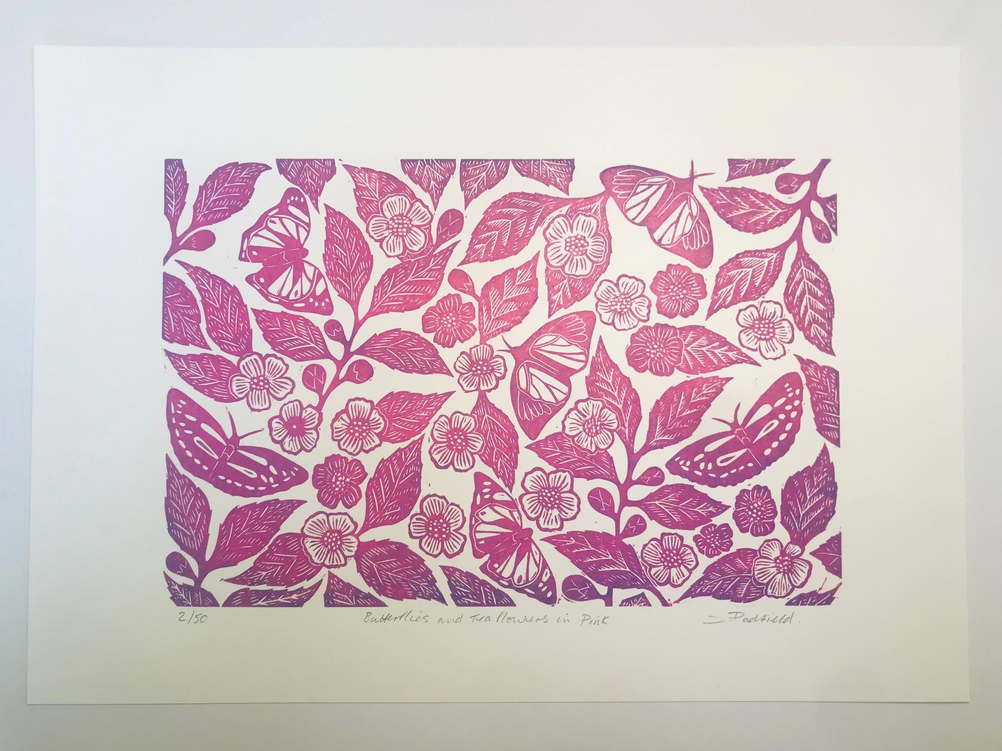 Joanna Padfield Animal Print – Schmetterlinge und Teeblumen in Rosa