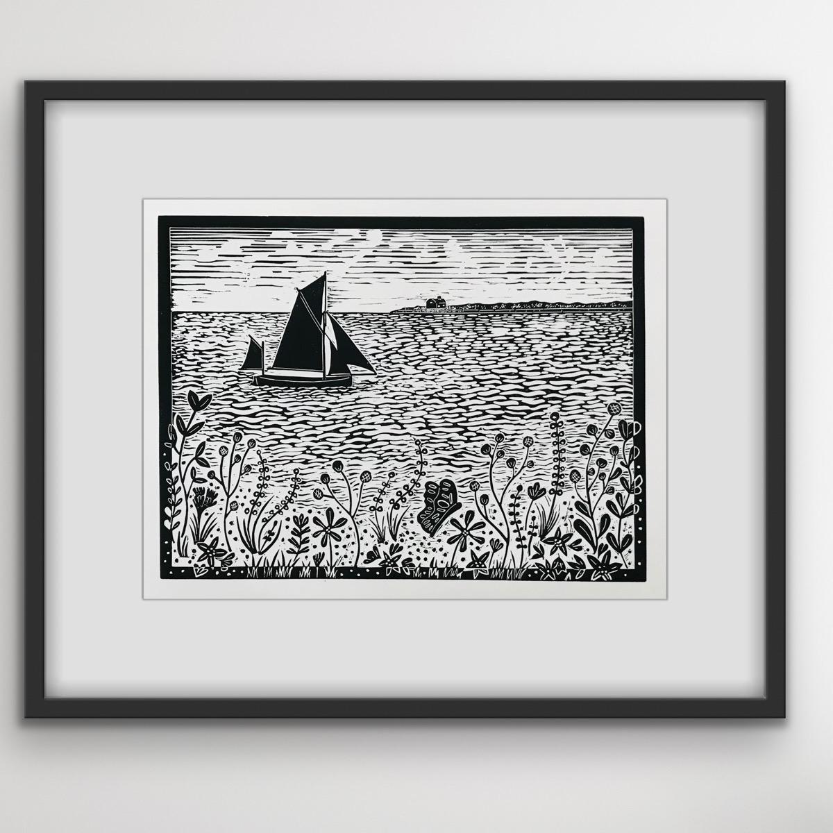 Navegando en Blakeney Point, Impresión contemporánea en linograbado de un paisaje marino, Arte de barcos de vela - Print Contemporáneo de Joanna Padfield
