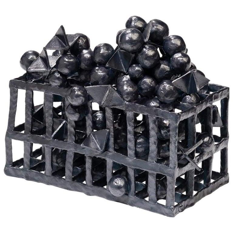 La sculpture de table Binding Time (Black Grid with Spheres) de l'artiste céramiste américaine contemporaine Joanna Poag fait partie d'une série. Il s'agit d'une argile fabriquée à la main, cuite à la glaçure au cône 6 et lavée au cobalt. Binding
