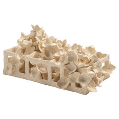 Joanna Poag Binding Time (Griglia bianca con fiori) Scultura in ceramica, 2020