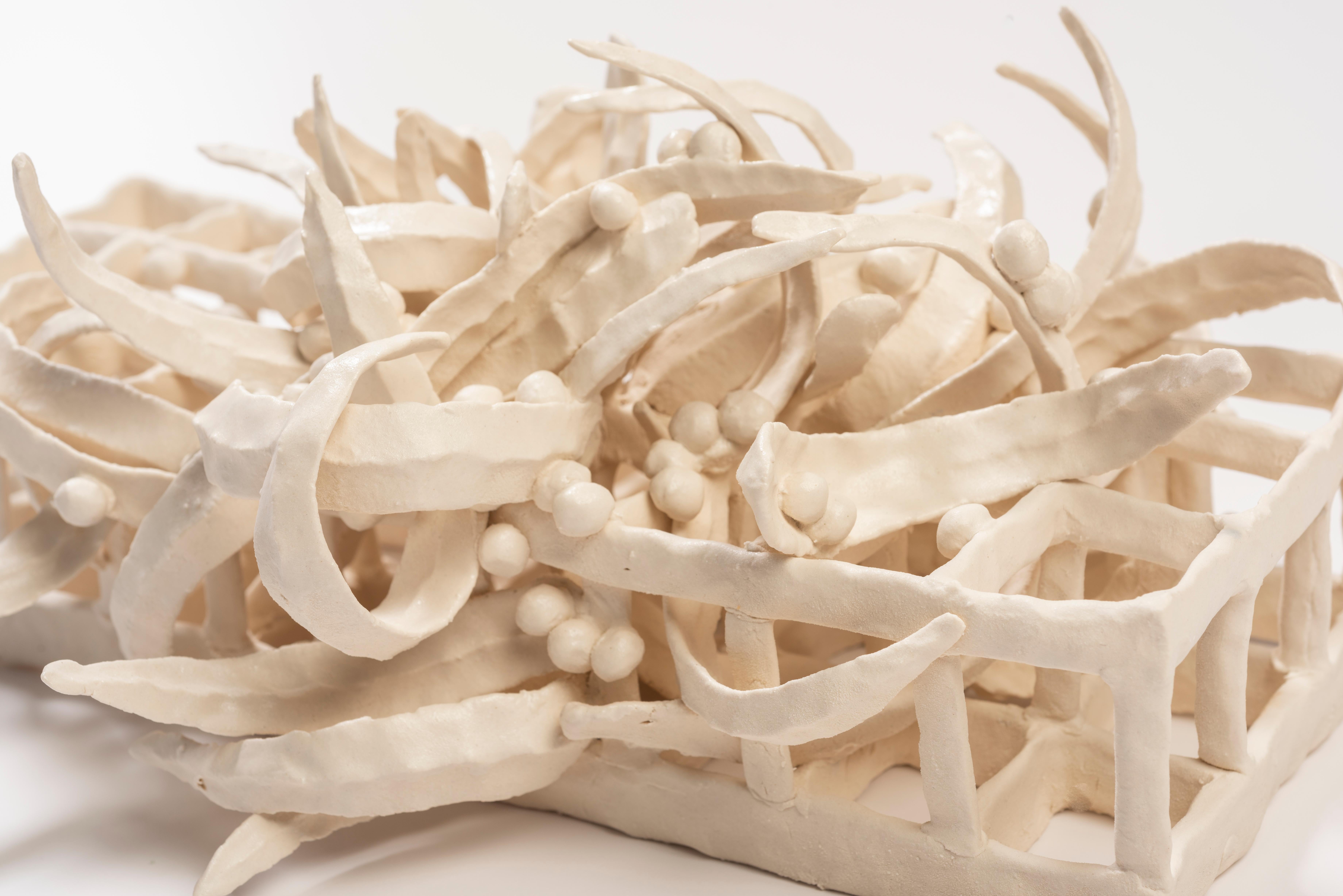 Joanna Poag Keramik Binding Time (kleiner Gitter mit Blättern) Skulptur, 2019 (amerikanisch) im Angebot