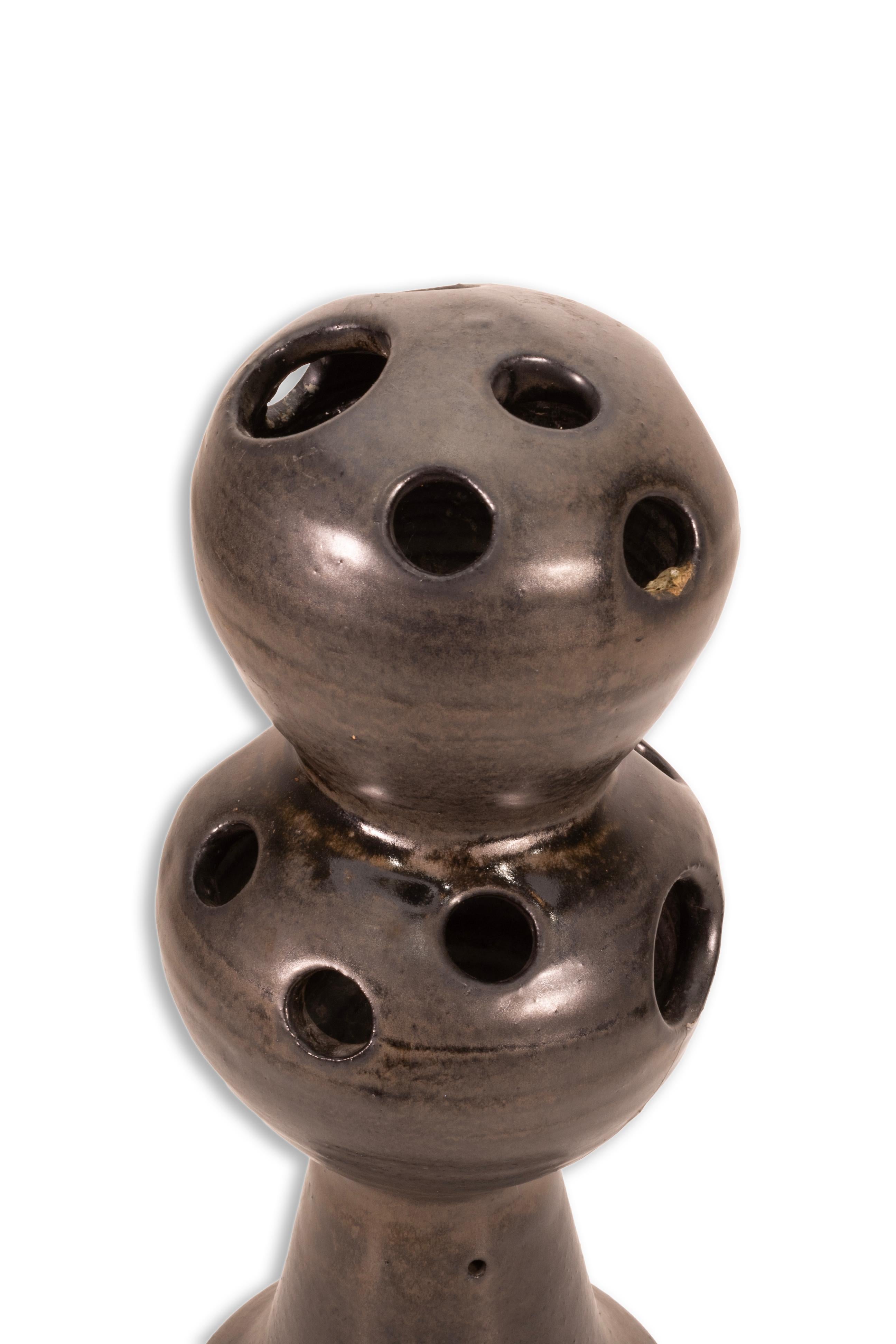 20ième siècle Pot à mauvaises herbes signé Joanna Price en céramique Gunmetal du milieu du siècle en vente