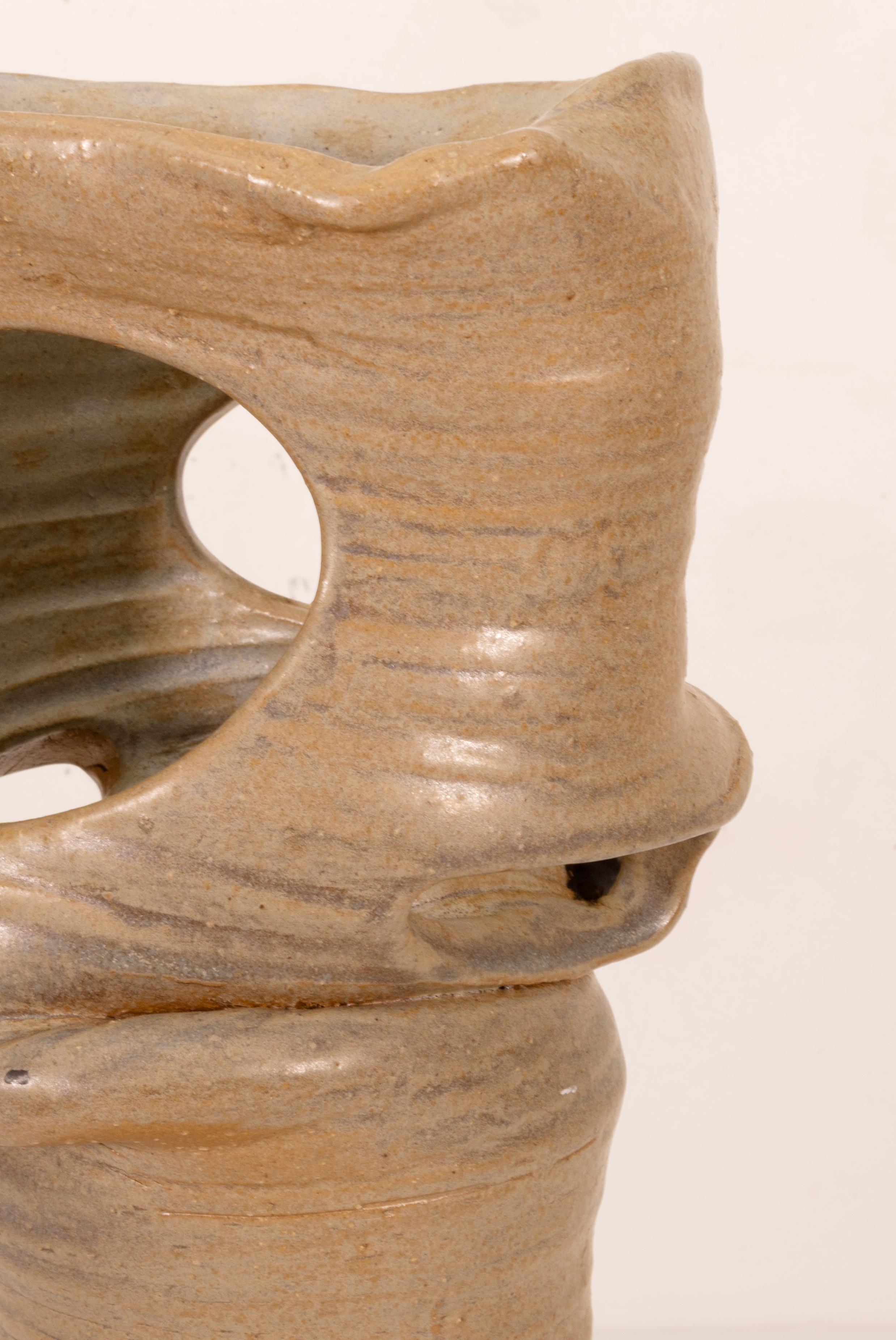 Mid-Century Modern Grand vase biomorphique beige en céramique Ikebana signé Joanna Price, datant du milieu du siècle dernier en vente