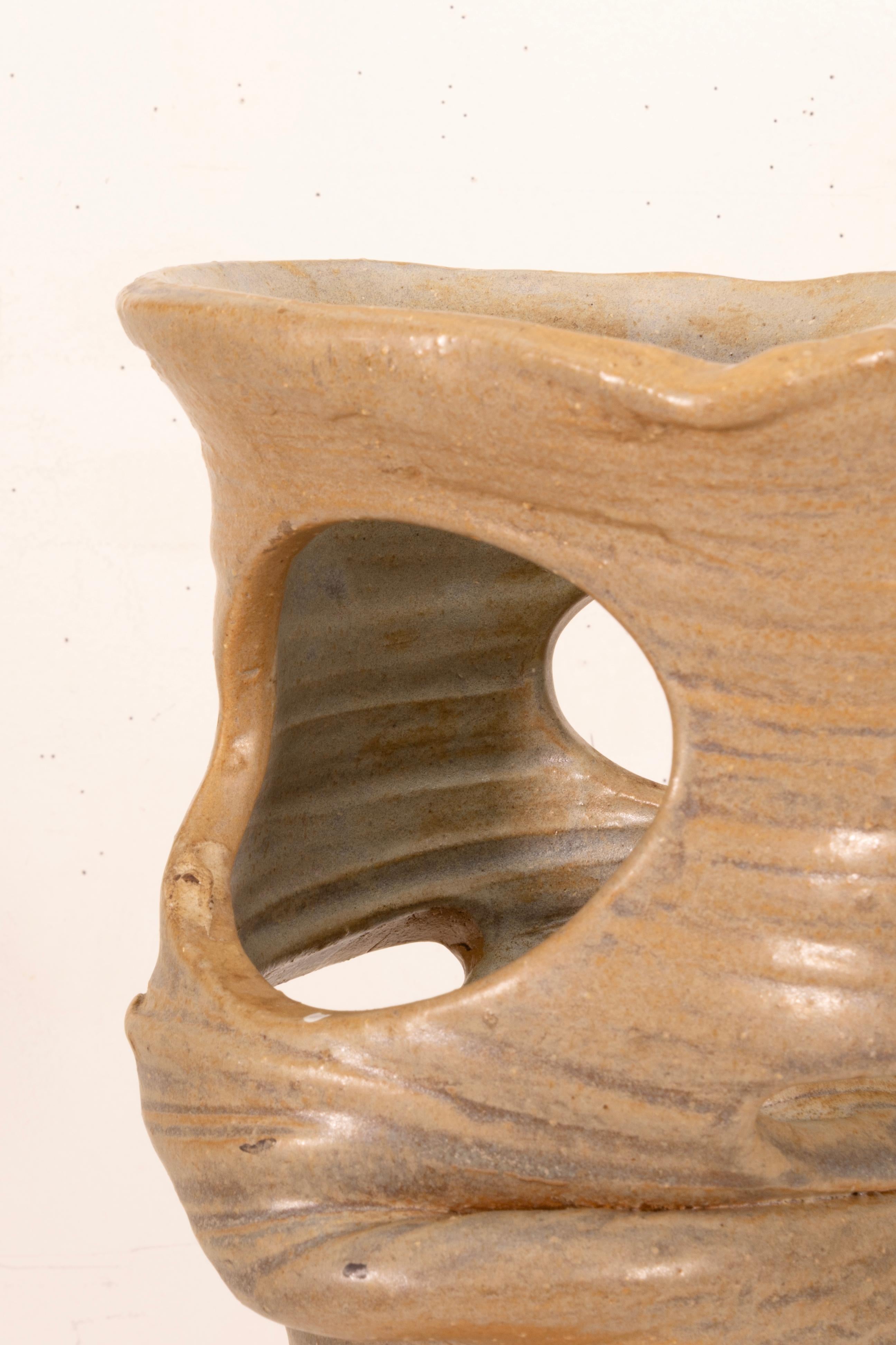 Américain Grand vase biomorphique beige en céramique Ikebana signé Joanna Price, datant du milieu du siècle dernier en vente