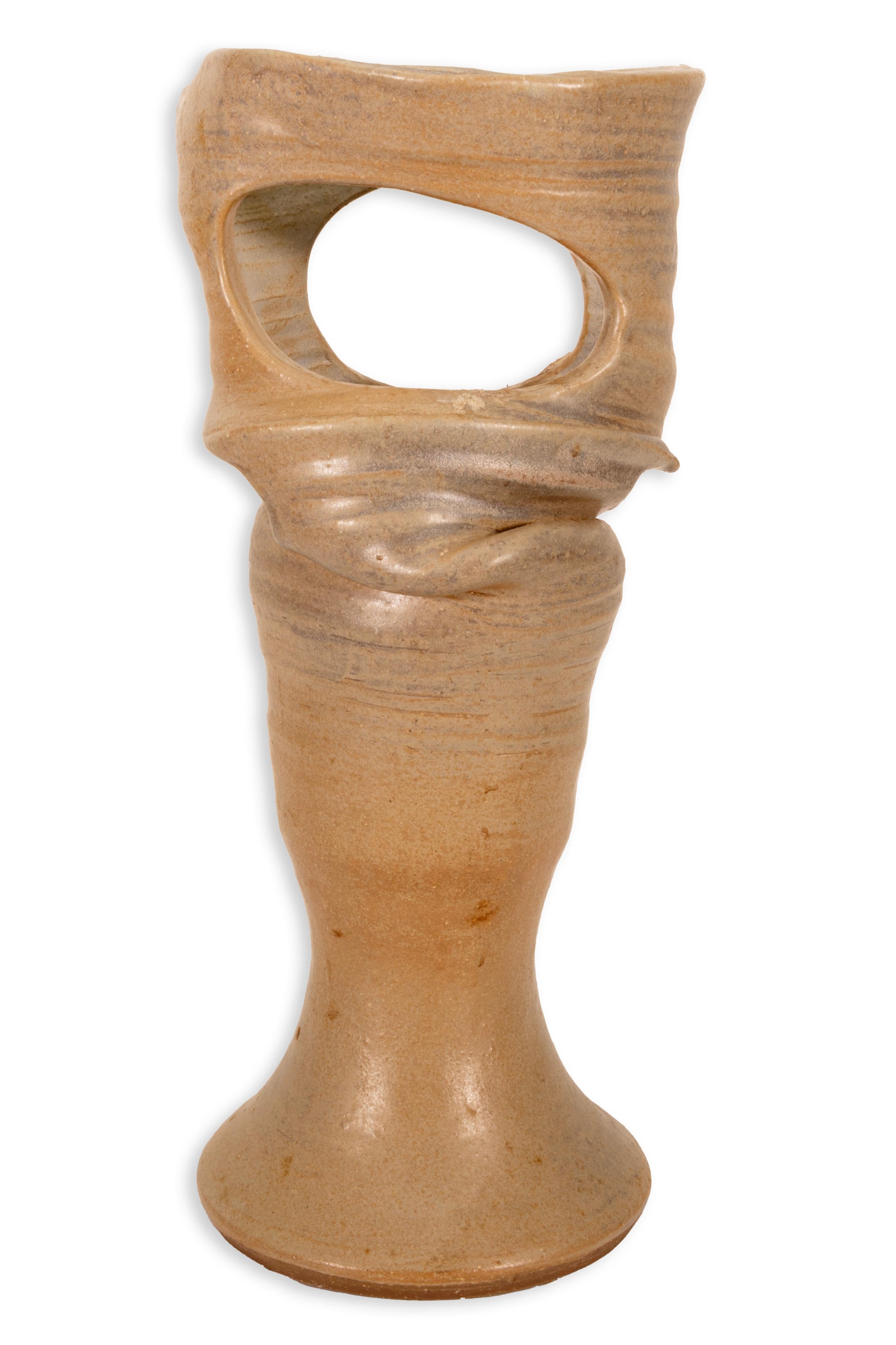 20ième siècle Grand vase biomorphique beige en céramique Ikebana signé Joanna Price, datant du milieu du siècle dernier en vente