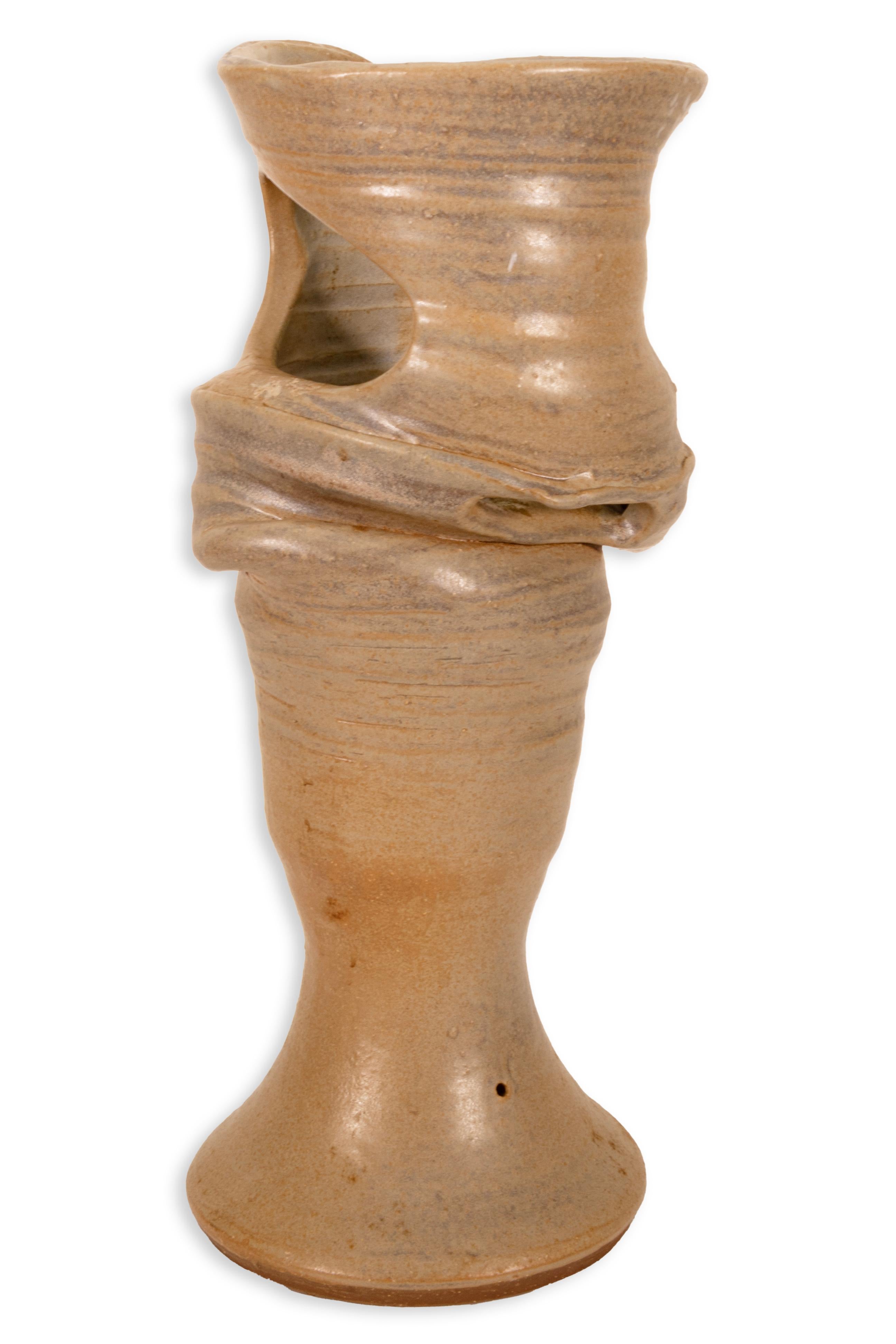 Céramique Grand vase biomorphique beige en céramique Ikebana signé Joanna Price, datant du milieu du siècle dernier en vente