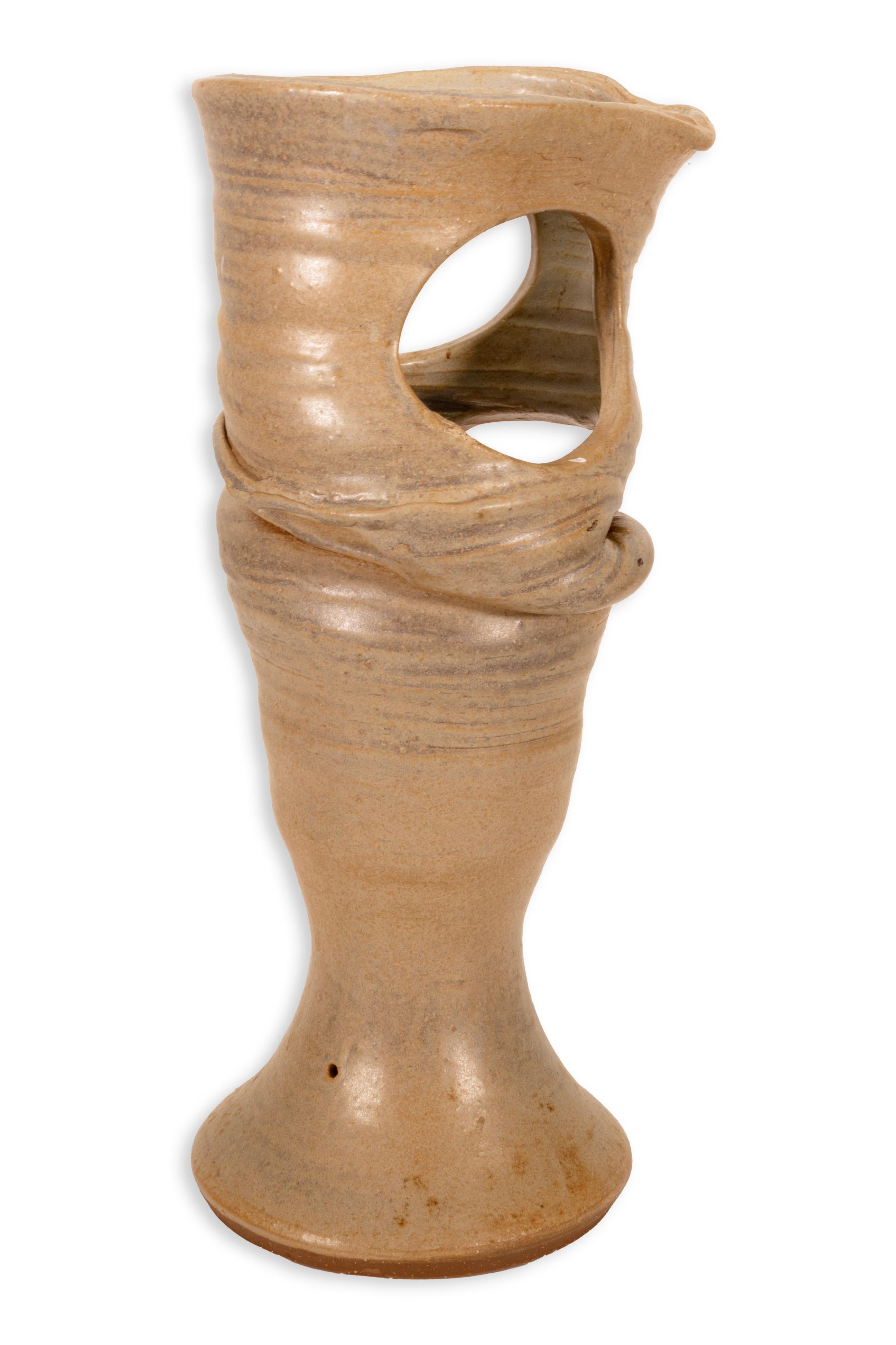 Grand vase biomorphique beige en céramique Ikebana signé Joanna Price, datant du milieu du siècle dernier en vente 1
