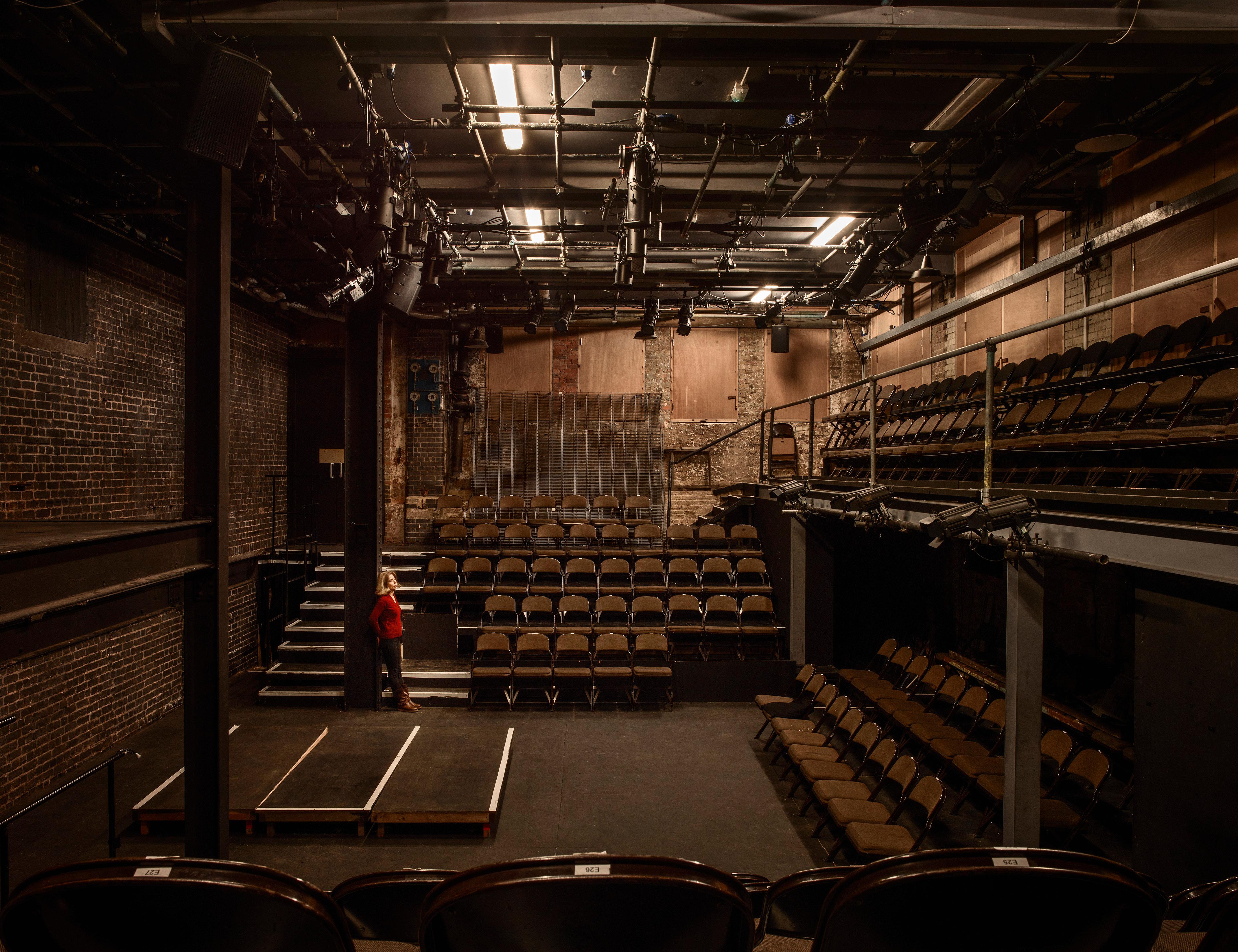 Joanna Vestey Color Photograph – Arcola-Theater.   London, Dezember 2020
