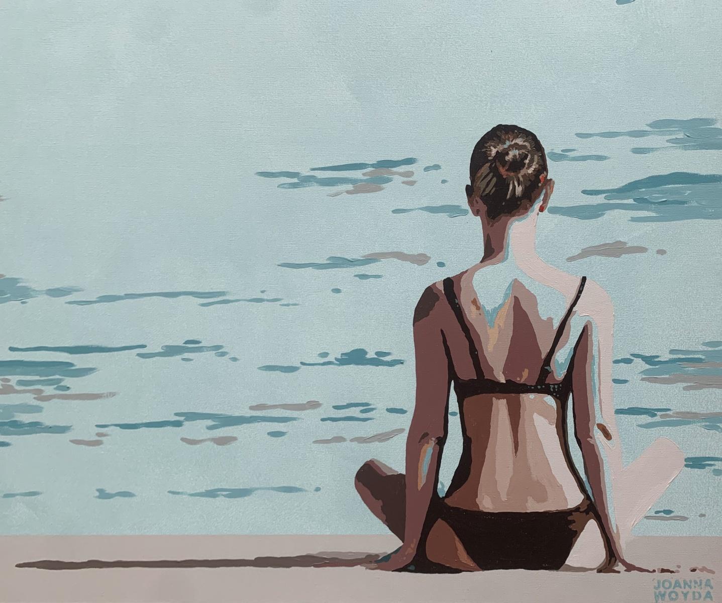 Quadro figurativo contemporaneo in acrilico su tela dell'artista polacca Joanna Woyda. La pittura è in stile minimalista, pop art. L'opera raffigura una donna in costume da bagno seduta su una spiaggia. I colori sono blu con beige e nero. L'opera
