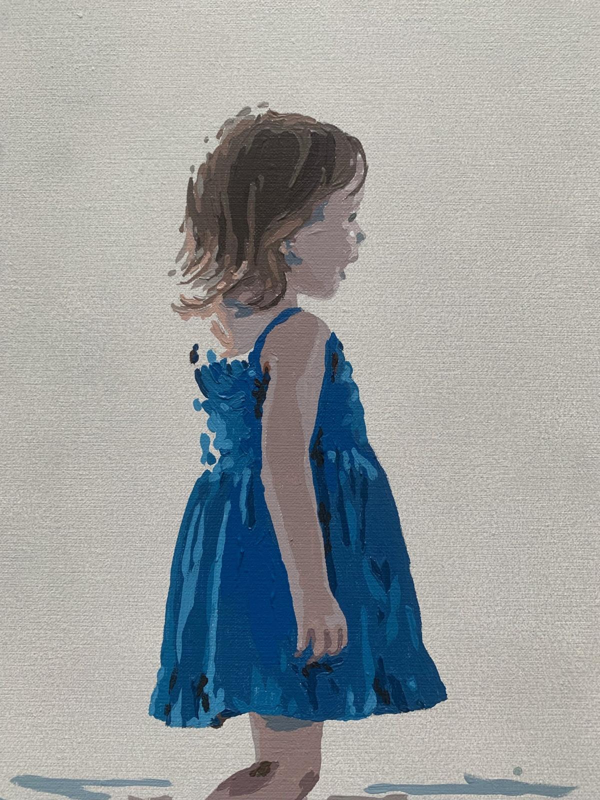 Pintura figurativa contemporánea en acrílico sobre lienzo de la artista polaca Joanna Woyda. La pintura es minimalista, de estilo pop art. La obra representa a una chica con un vestido azul, caminando por la playa. Los colores son azul con beige. La