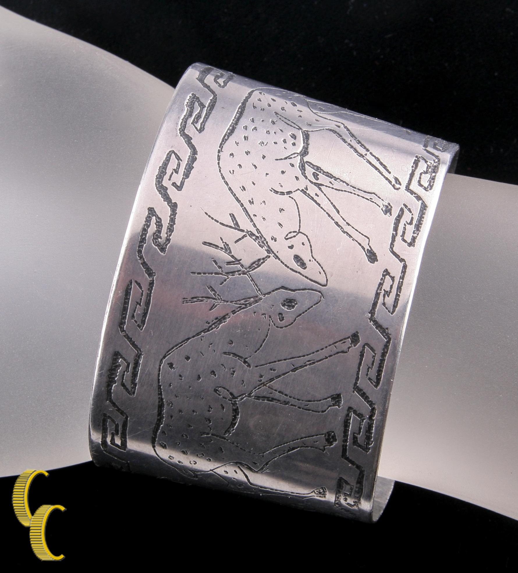 Splendido bracciale grande in argento sterling.
Raffigura due cervi che si toccano le corna.
Larghezza: 44 mm.
Misura del polso: 7 pollici.
Punzoni 