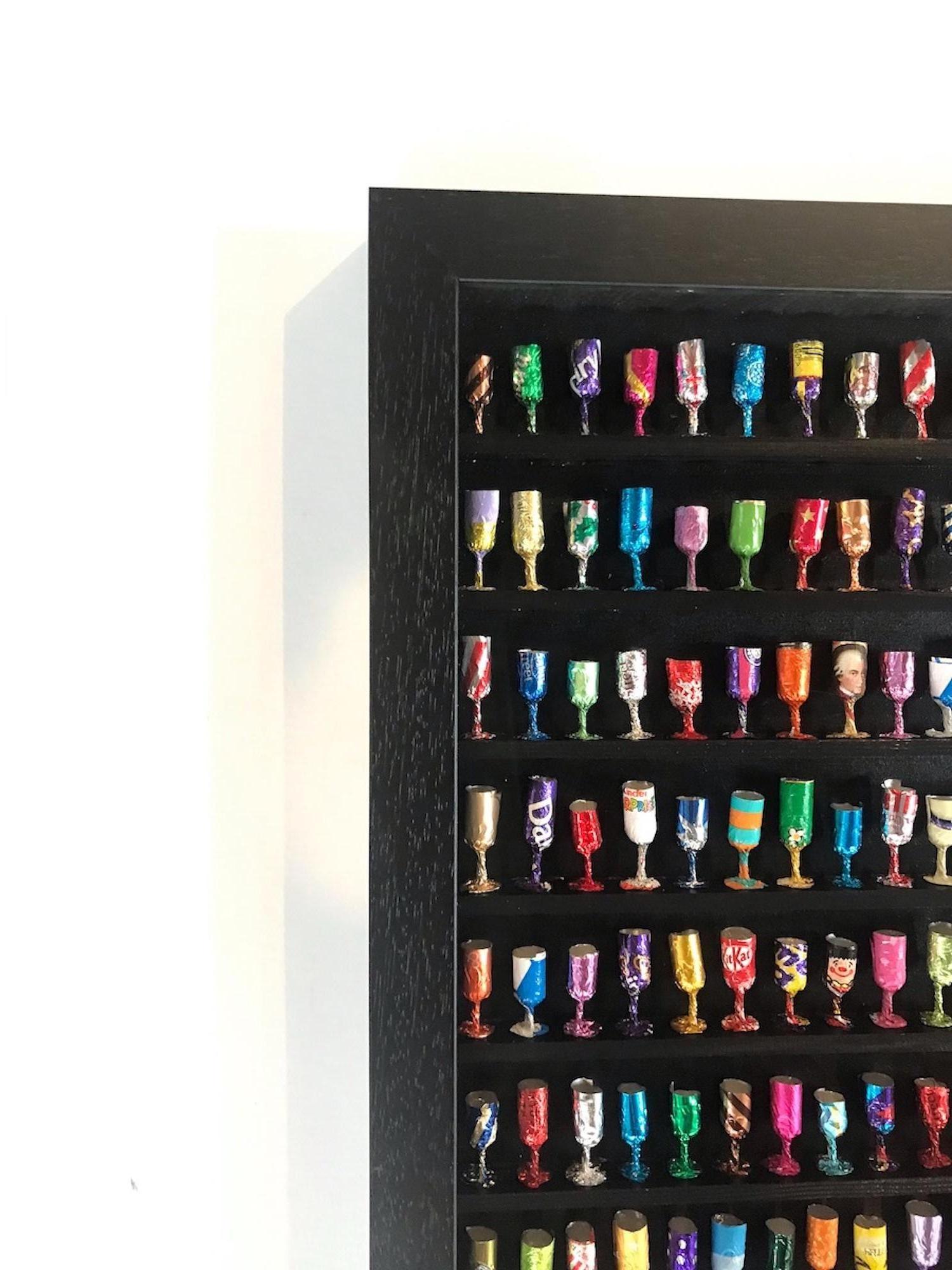 Copas es una escultura mural única de Joanne Tinker, que representa copas hechas con envoltorios de papel de aluminio reciclados. Esta obra es única, pero se aceptan encargos. El trabajo de Joanne está muy influido por el concepto de reciclaje;