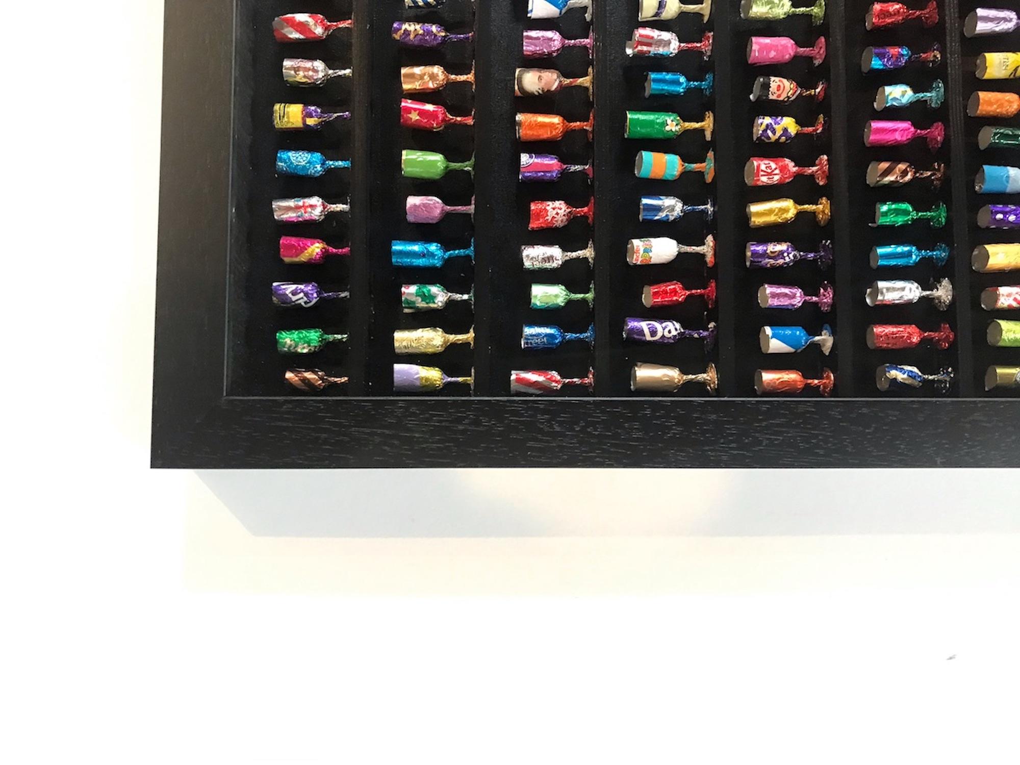 Goblets ist eine einzigartige Wandskulptur von Joann Tinker, die Pokale aus recycelten Folienverpackungen darstellt. Dieses Werk ist ein Einzelstück, aber Auftragsarbeiten sind willkommen. Joanns Arbeit ist stark vom Konzept des Recyclings