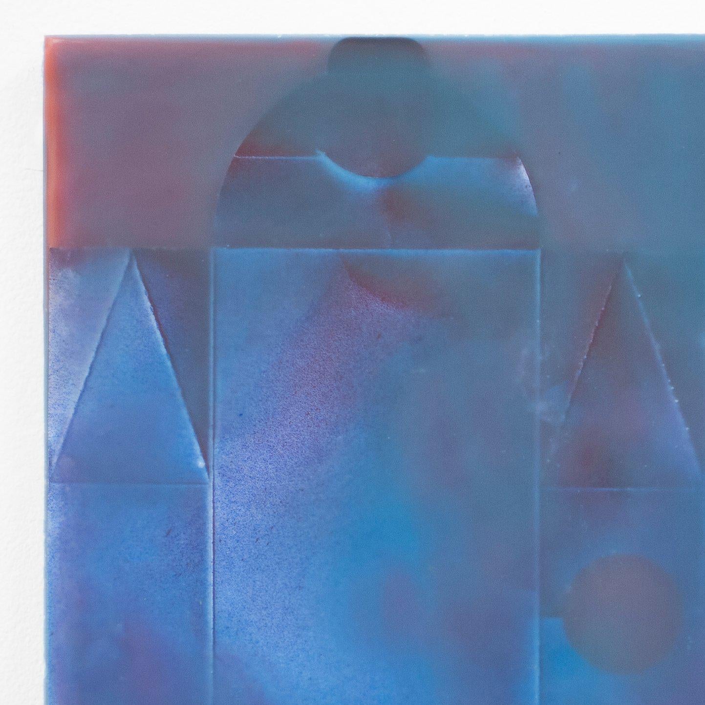 Cette peinture en cire coulée par Joanne Ungar est composée de formes géométriques d'emballages recyclés, superposées et infusées de cire pigmentée.  Le bleu et le violet violet de cette cire pigmentée, réalisée par Joanne Ungar, ont une qualité