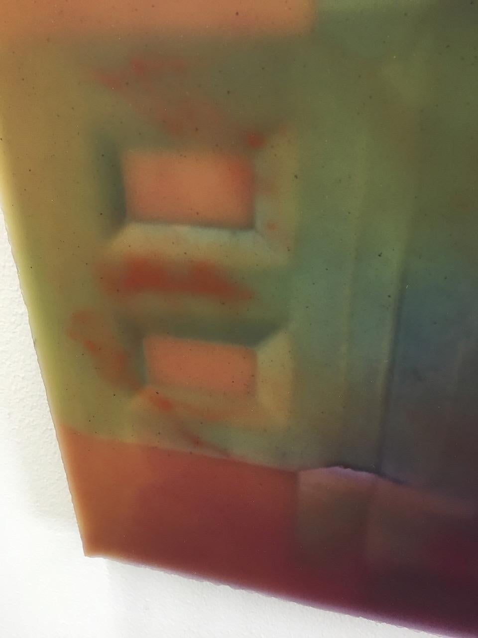 Cette peinture en cire coulée par Joanne Ungar est composée de formes géométriques d'emballages recyclés, superposées et infusées de cire pigmentée.  Les tons violets et rouges s'estompent pour se transformer en un vert jaune avec des nuances