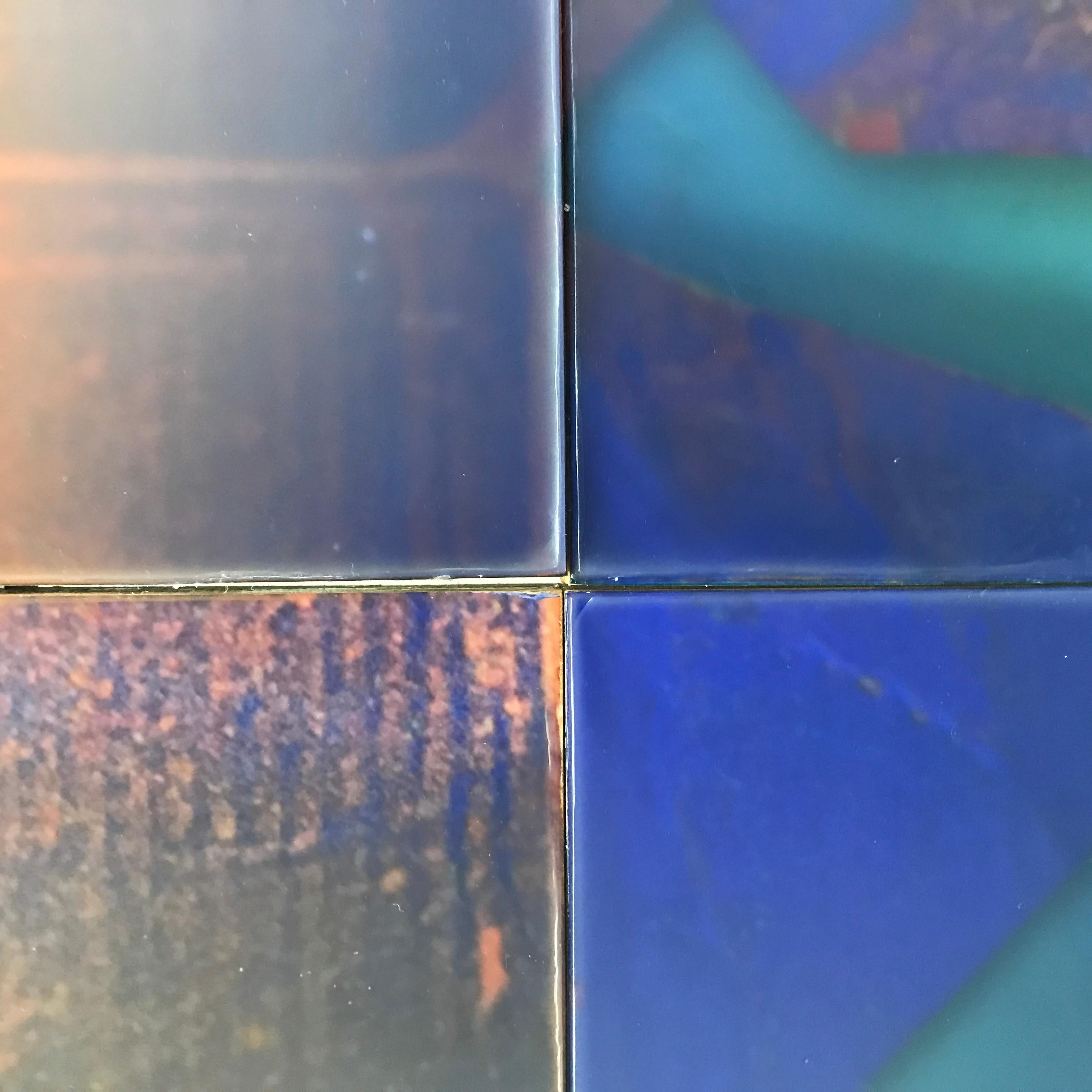 Des tons vifs d'orange, de violet, de bleu et de jaune d'or sont créés par le processus unique de cire coulée de Joanne Ungar dans cette installation murale à plusieurs panneaux.  48 