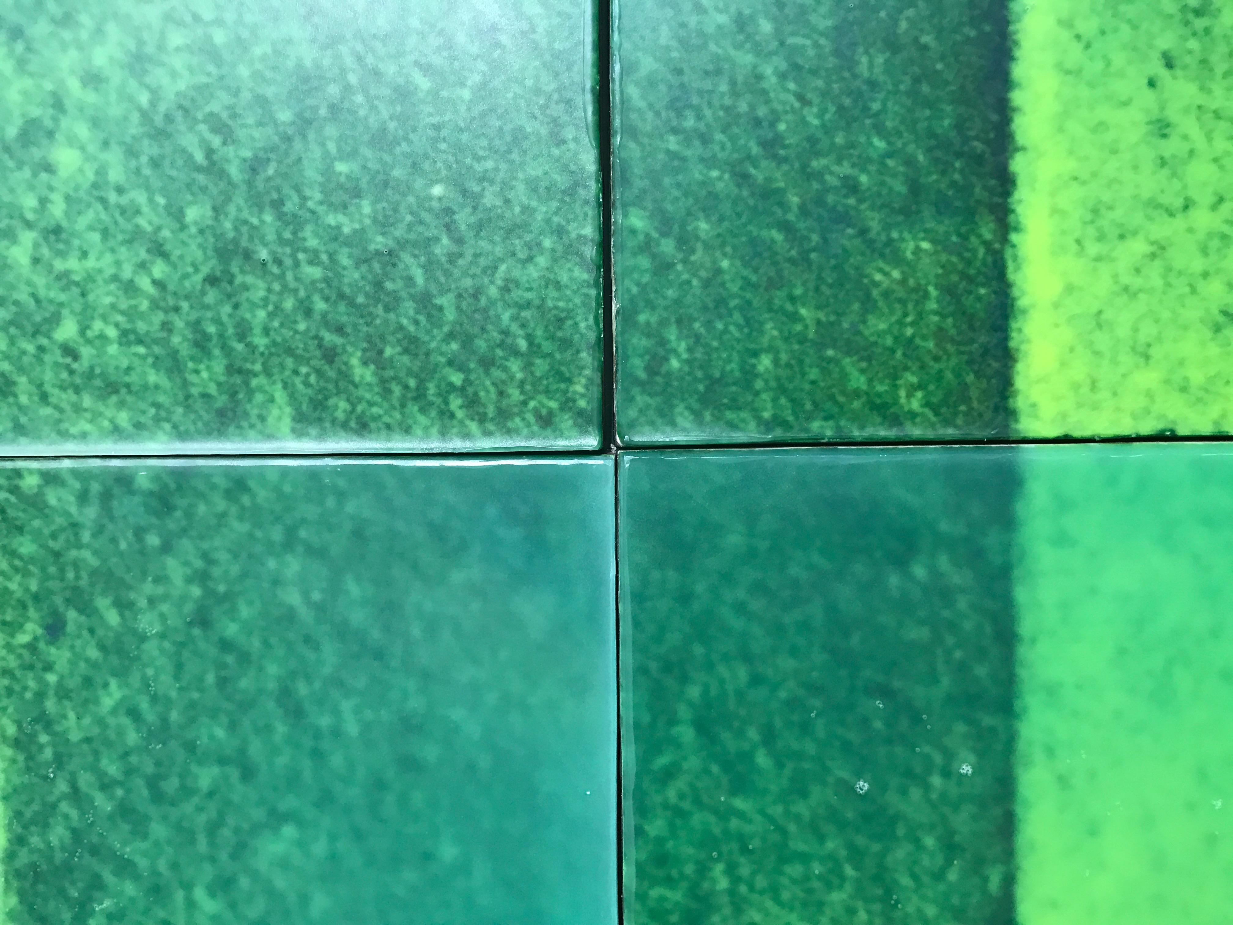 Lebhaftes Smaragdgrün, leuchtendes Orange und violette Blautöne werden in Joanne Ungars einzigartigem Wachsgießverfahren zu dieser mehrteiligen Wandinstallation verarbeitet.  37 