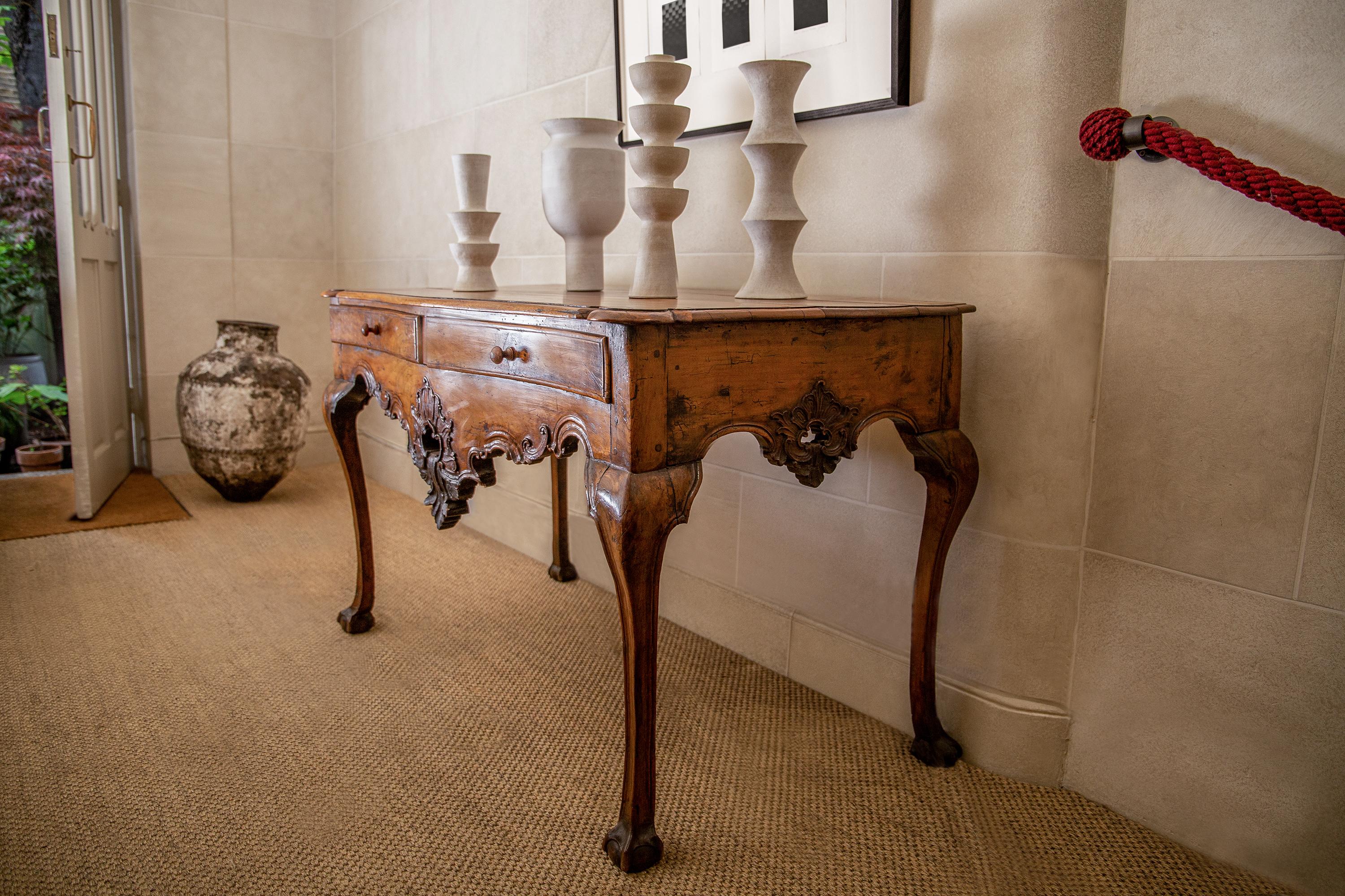 Exquisite lines, beautiful form early 18th century walnut and cherrywood Portuguese side table. Featuring an ideal patina and mellow tones, carved deeply scalloped front apron and side skirts, outwardly scrolling and unusual quadriform cabriole legs