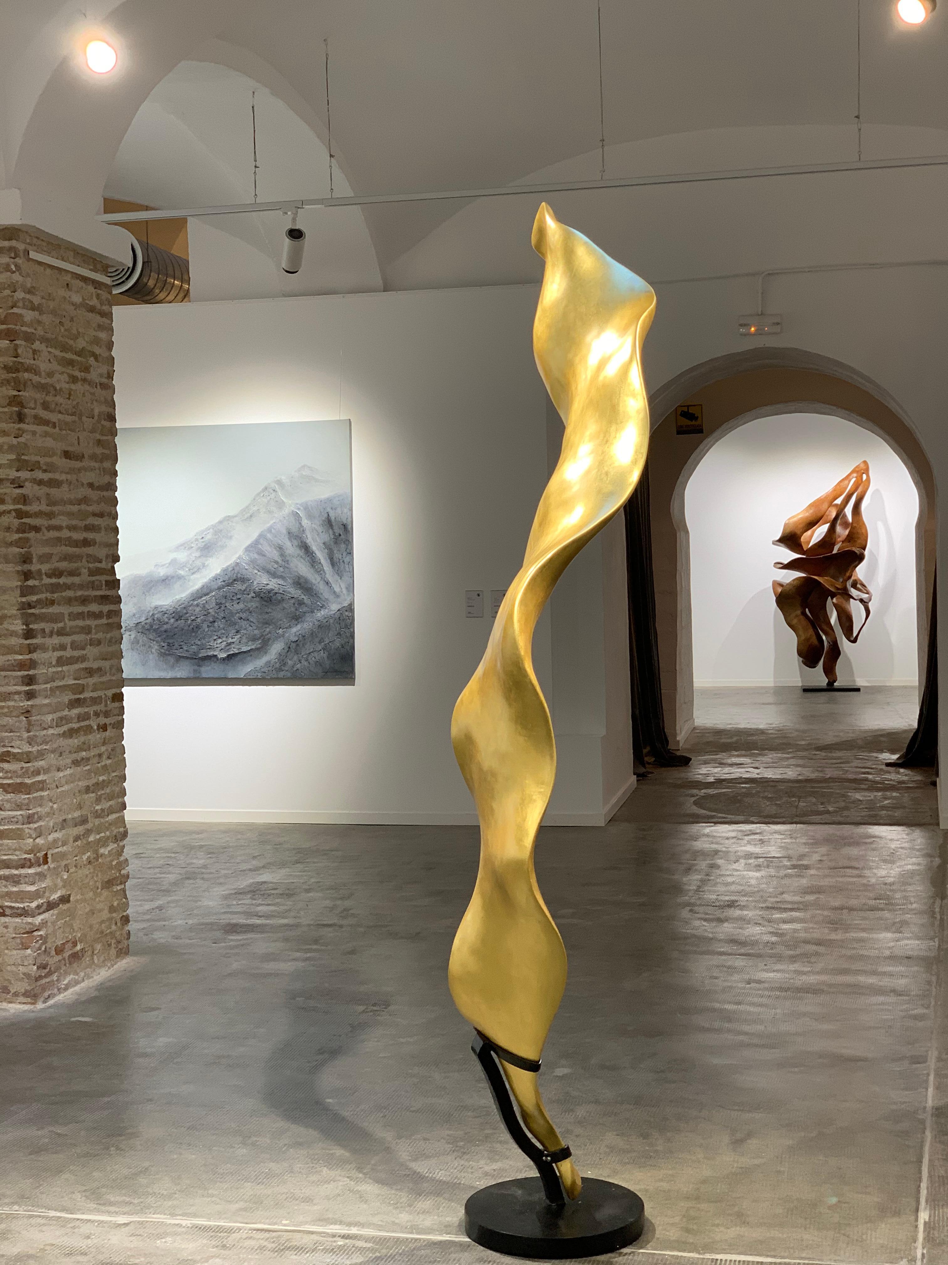 Golden Flame - 21e siècle, Contemporain, Sculpture abstraite, Roots, Feuille d'or en vente 1