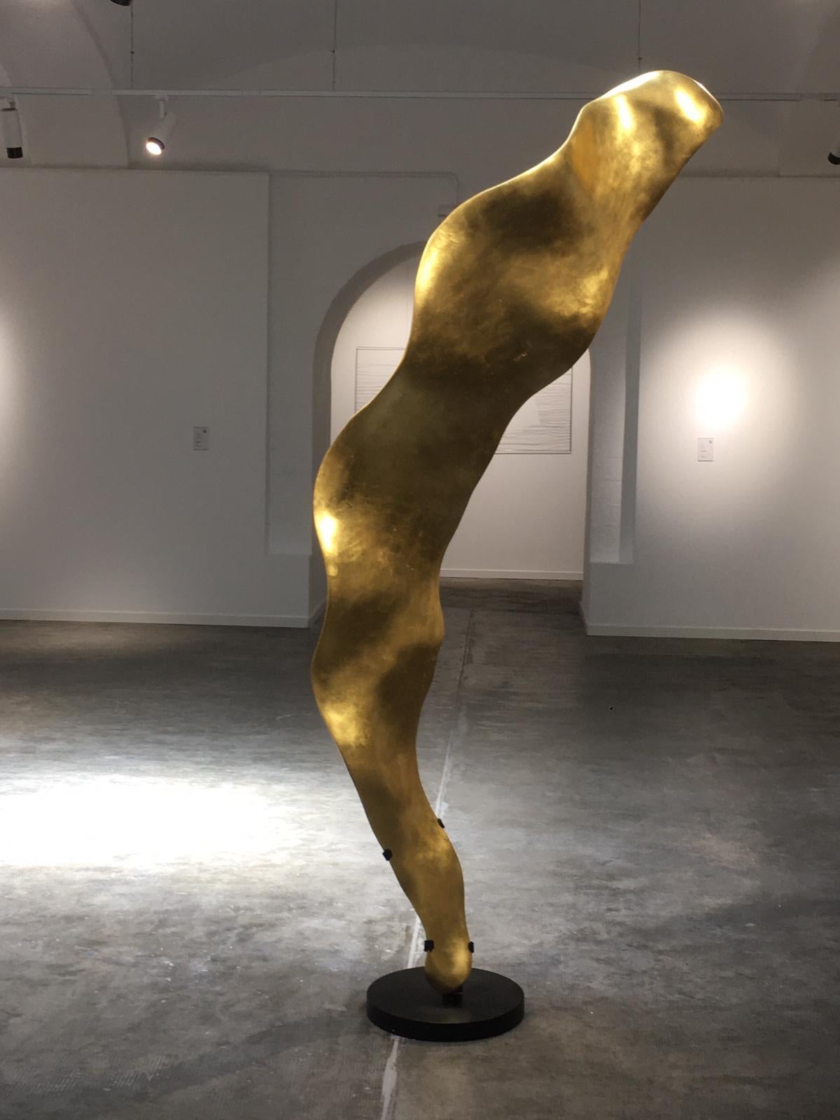 Goldene Flamme - 21. Jahrhundert, Zeitgenössisch, Abstrakte Skulptur, Roots, Blattgold im Angebot 7
