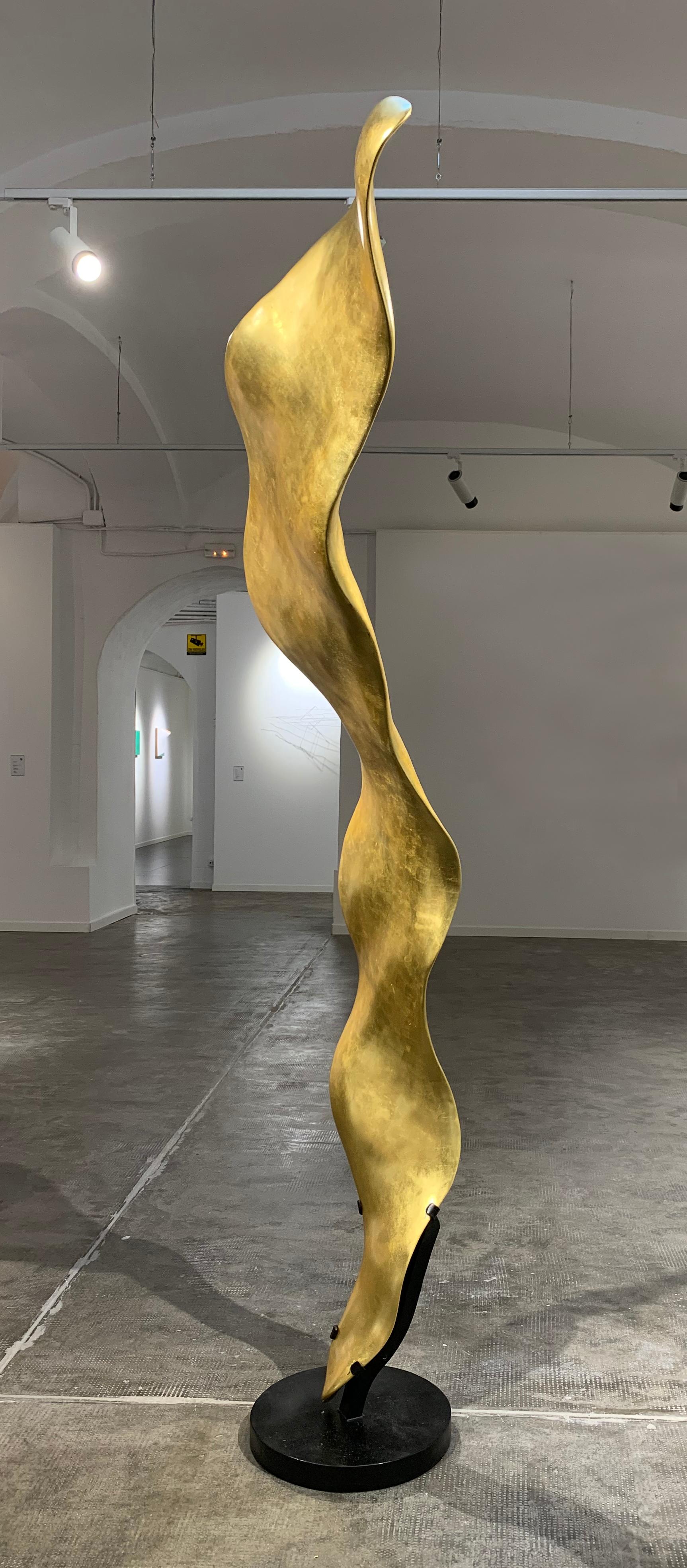 Golden Flame - 21e siècle, Contemporain, Sculpture abstraite, Roots, Feuille d'or - Or Abstract Sculpture par Joaquim Ingravidesa