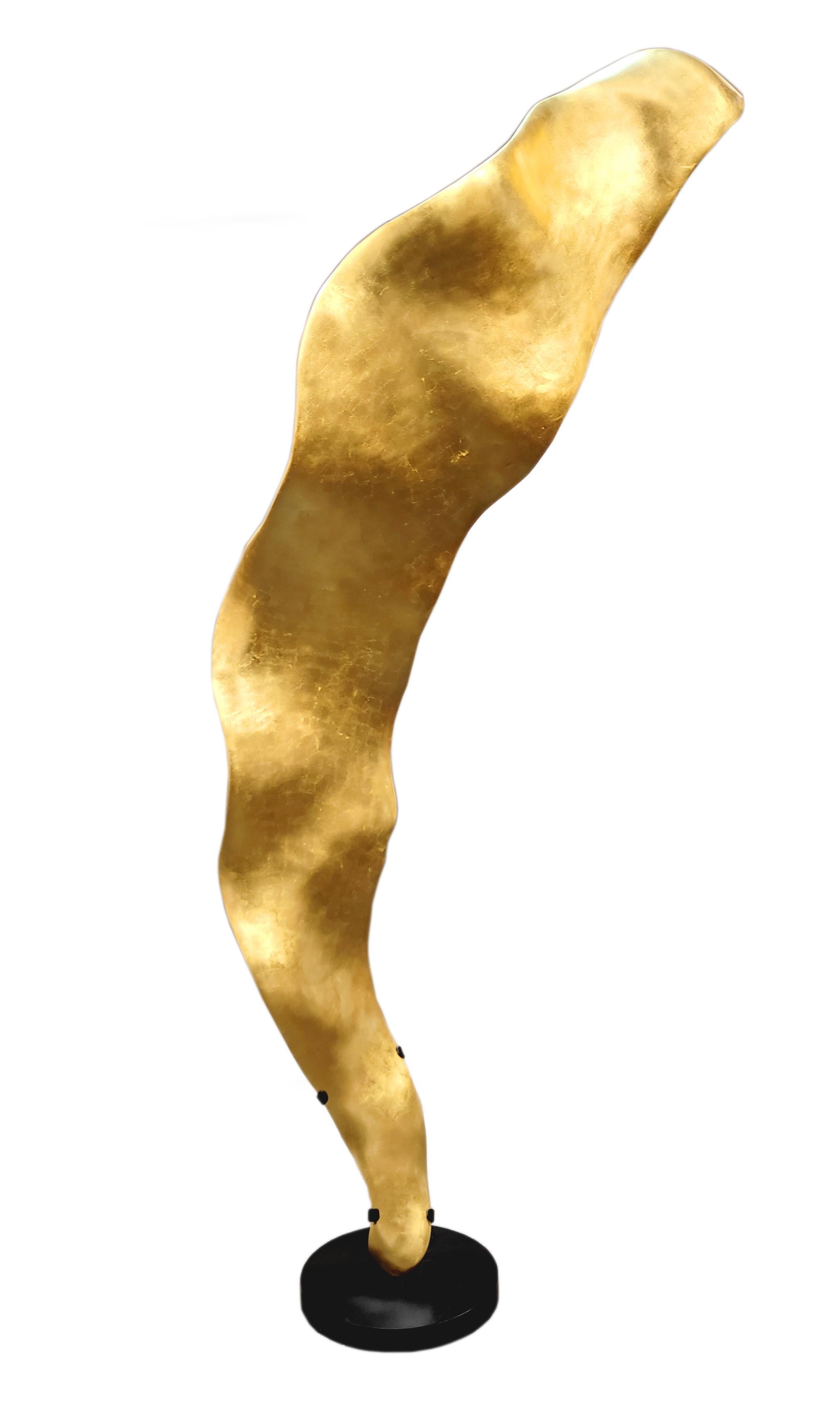 Joaquim Ingravidesa Abstract Sculpture – Goldene Flamme - 21. Jahrhundert, Zeitgenössisch, Abstrakte Skulptur, Roots, Blattgold